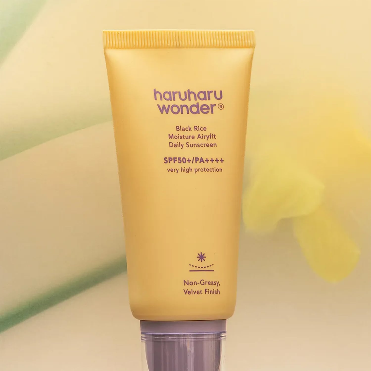 Ecco un tubo color crema di Haruharu Wonder Black Rice Moisture Airyfit Daily Sunscreen SPF50+/PA++++, che promette una finitura vellutata e non grassa.