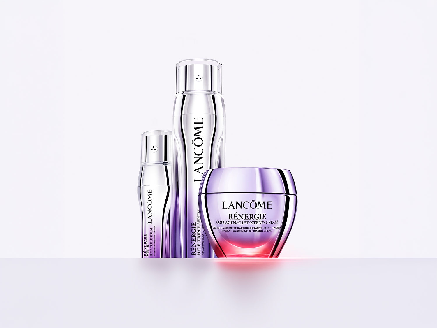 Descoperă Lancôme Rénergie, cu seruri și creme pentru o piele mai fermă și revitalizată, prezentate în ambalaje elegante argintii și mov.
