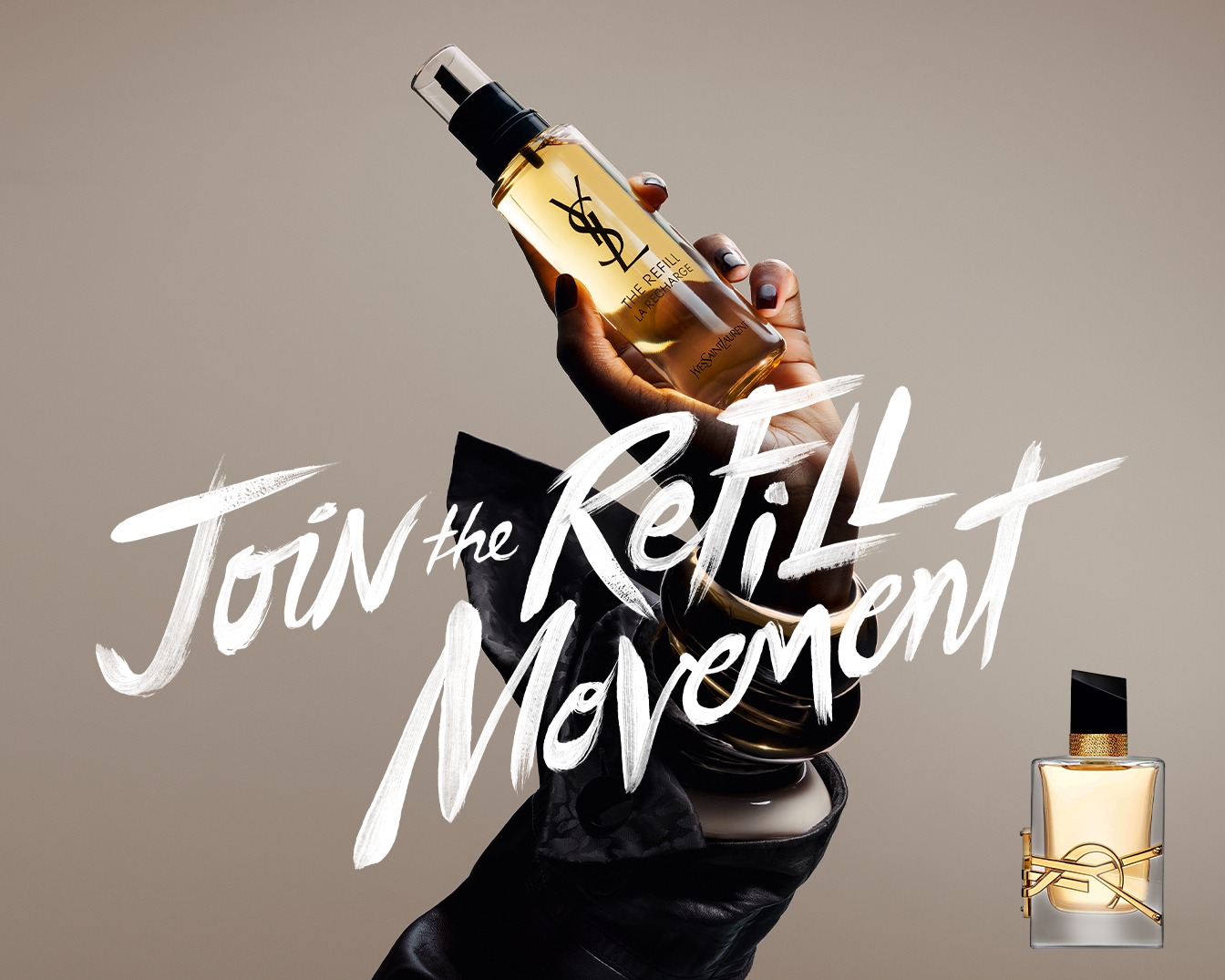 Sluit je aan bij de Refill Movement met Yves Saint Laurent! Een hand houdt een gouden YSL parfumfles vast, terwijl de tekst 'Join the Refill Movement' in het wit is geschreven.