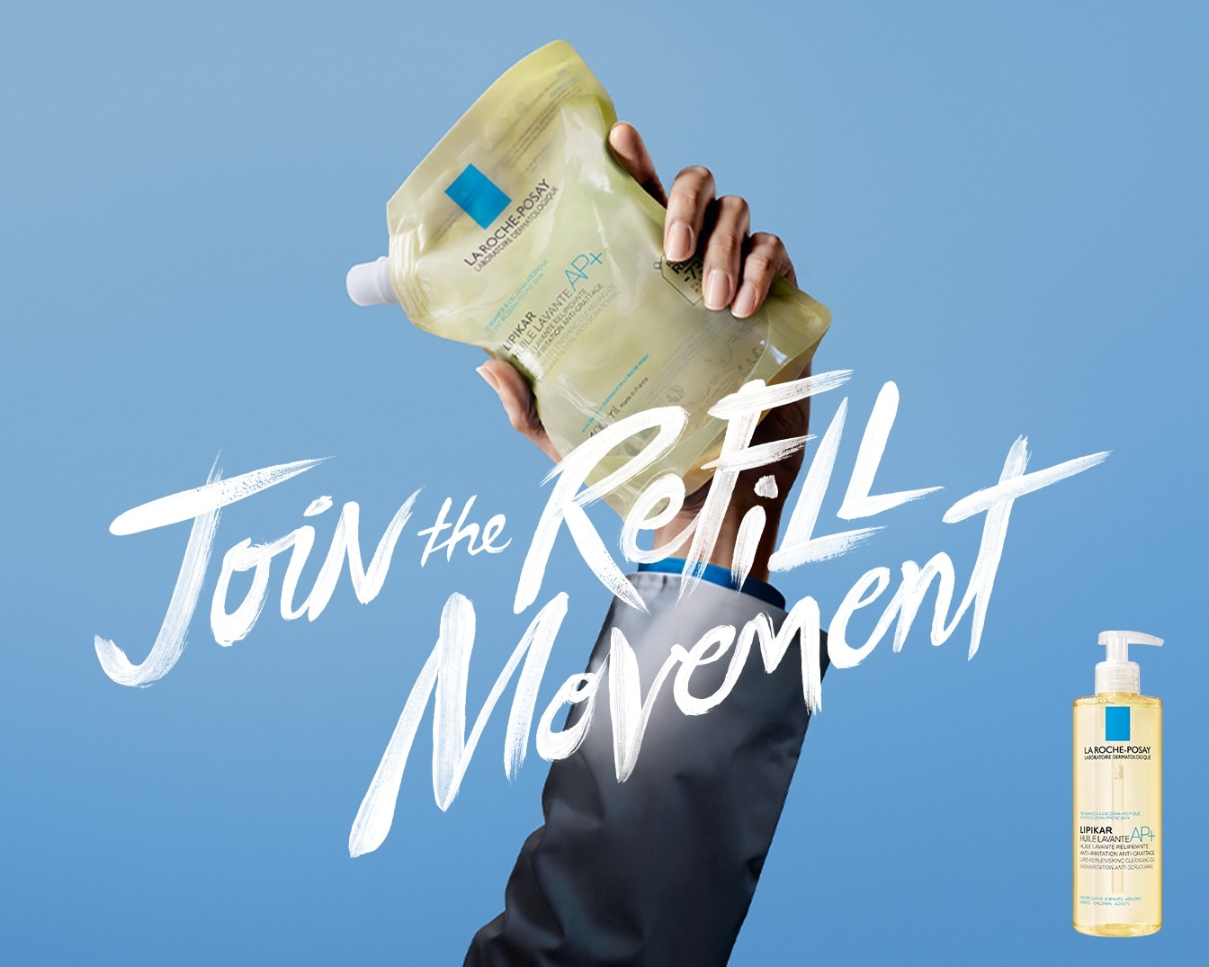 Sluit je aan bij de Refill Movement met La Roche-Posay! Een hand houdt een navulverpakking vast, terwijl een fles Lipikar reinigingsolie AP+ op de voorgrond staat.