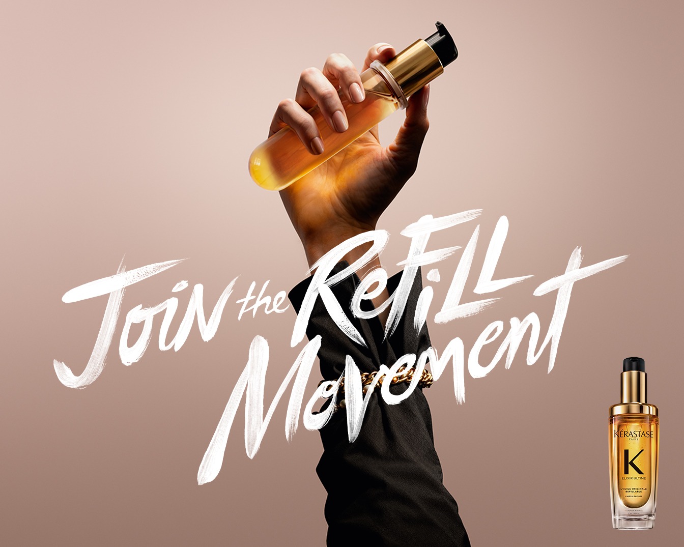Sluit je aan bij de Refill Movement met Kérastase; een hand houdt een hervulbare fles vast, terwijl de fles Elixir Ultime rechts staat.