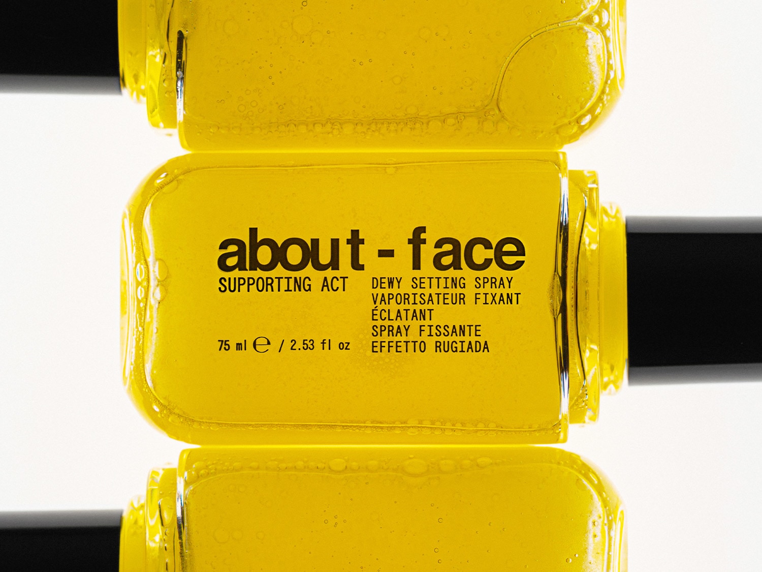 „About-face Supporting Act Dewy Setting Spray“ yra 75 ml / 2,53 fl oz purškiklis, skirtas makiažui užfiksuoti ir suteikti odai rasos efektą.