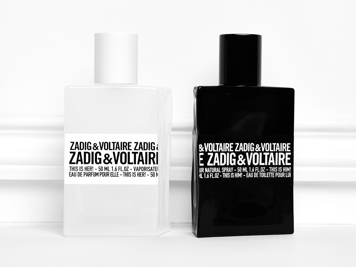 Zwei Parfümflakons von Zadig & Voltaire, eine in Weiß mit der Aufschrift "This is her!" und eine in Schwarz mit der Aufschrift "This is him!"