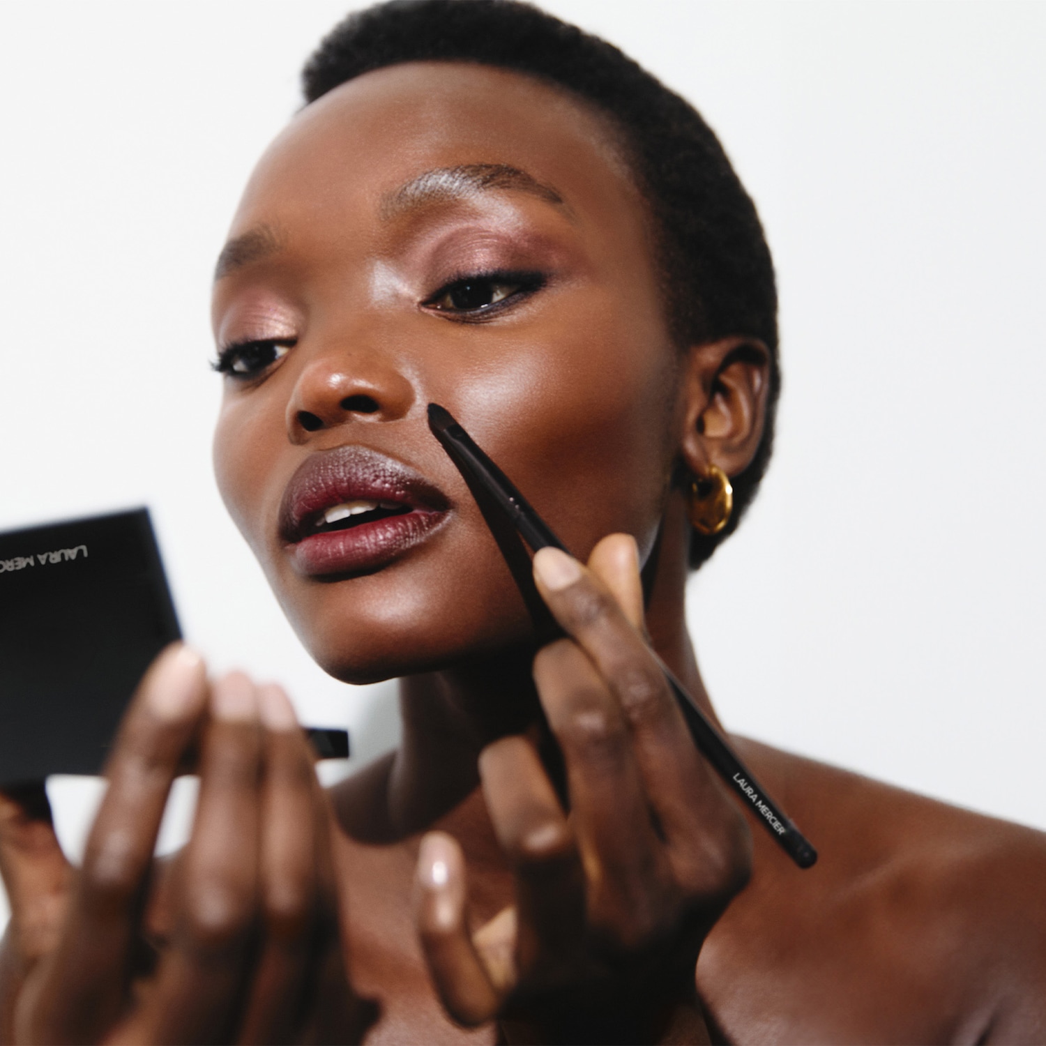 mannequin se maquillant avec une palette laura mercier