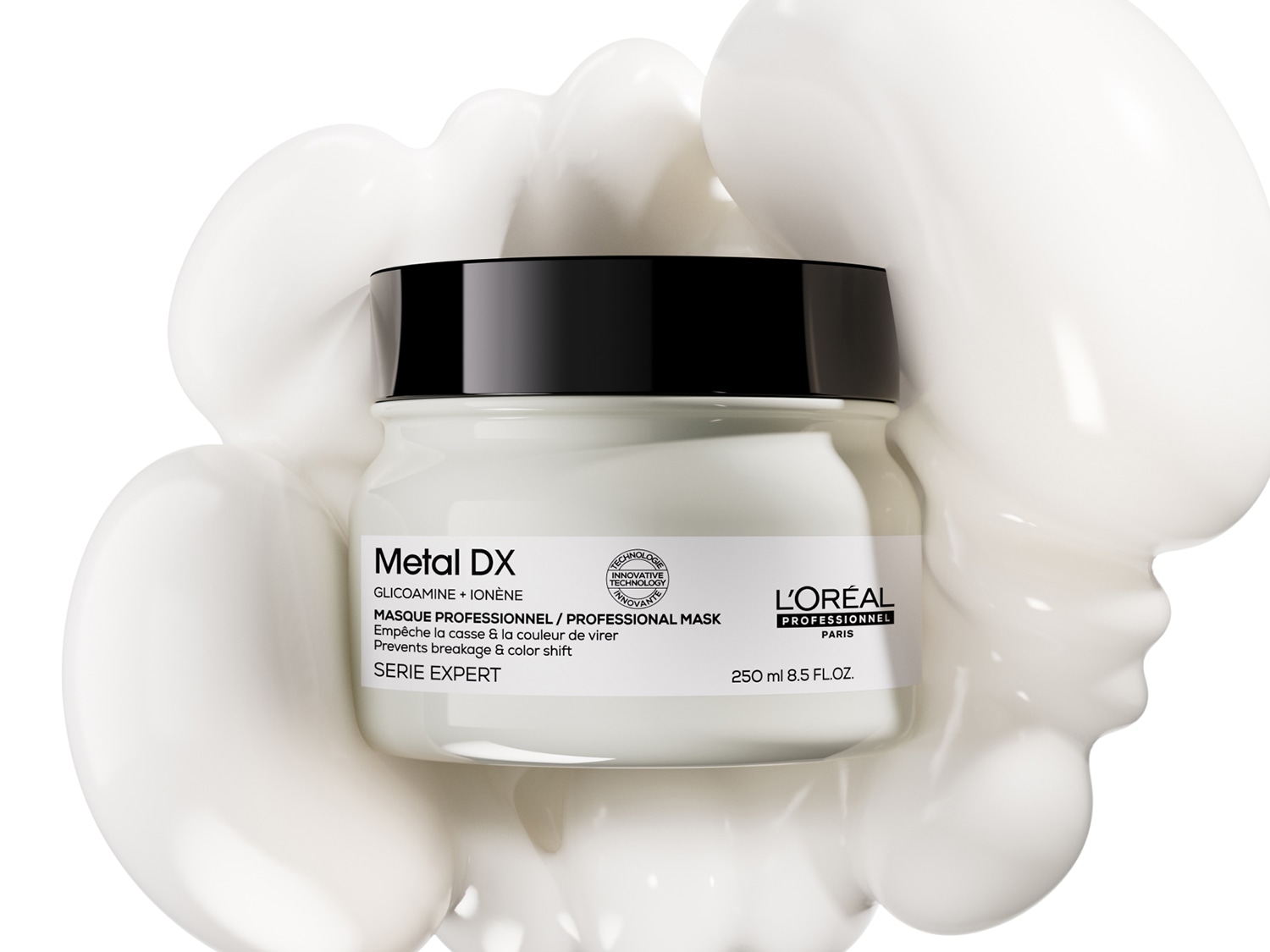 Ein weißer Tiegel der Metal DX Haarmaske von L'Oréal Professionnel mit schwarzem Deckel, eingebettet in eine reichhaltige, cremige weiße Textur auf weißem Hintergrund.