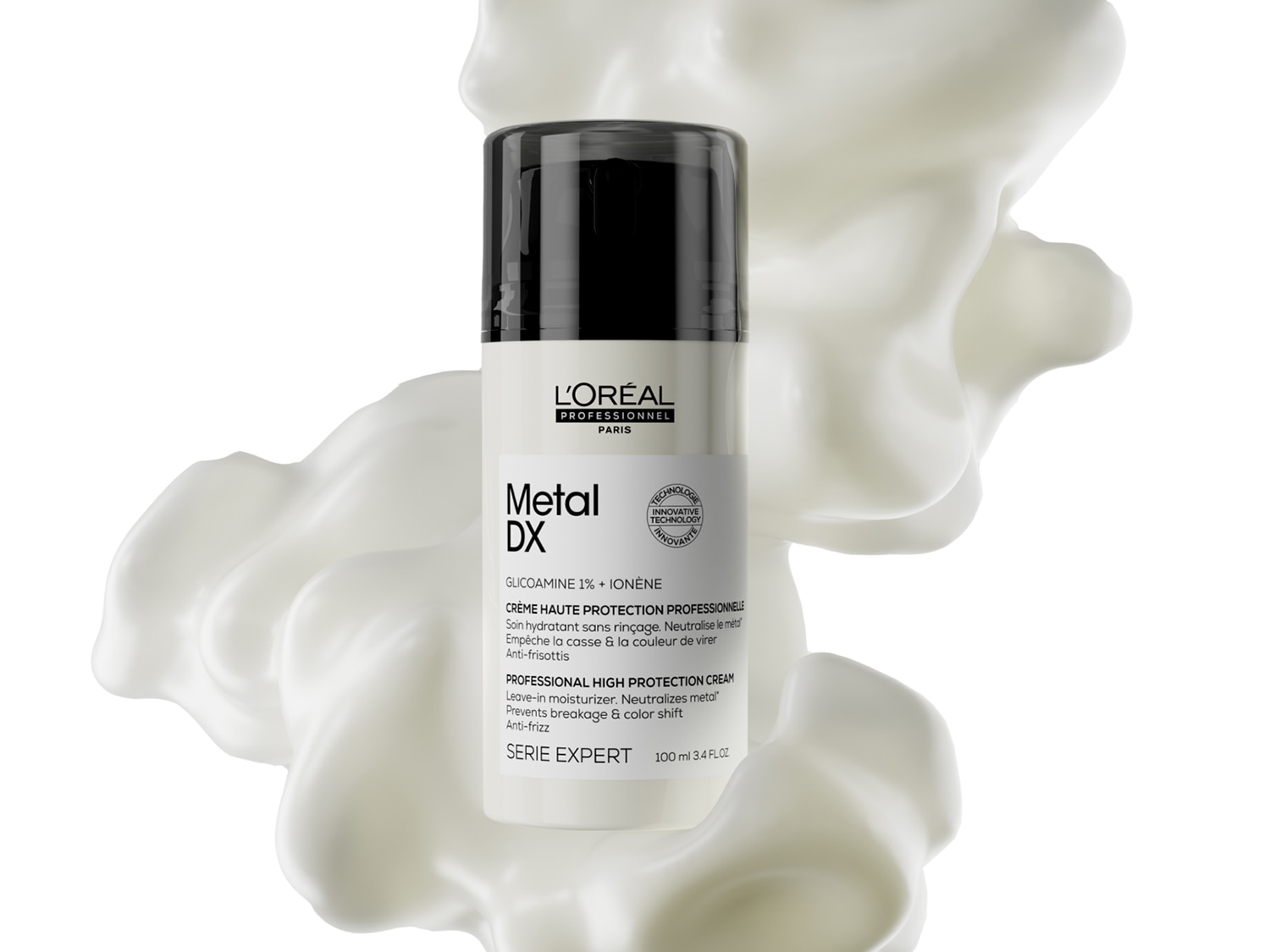 Ein weißer Pumpspender der L'Oréal Professionnel Metal DX High Protection Cream, umgeben von einer weichen, fließenden weißen Creme-Textur auf weißem Hintergrund.