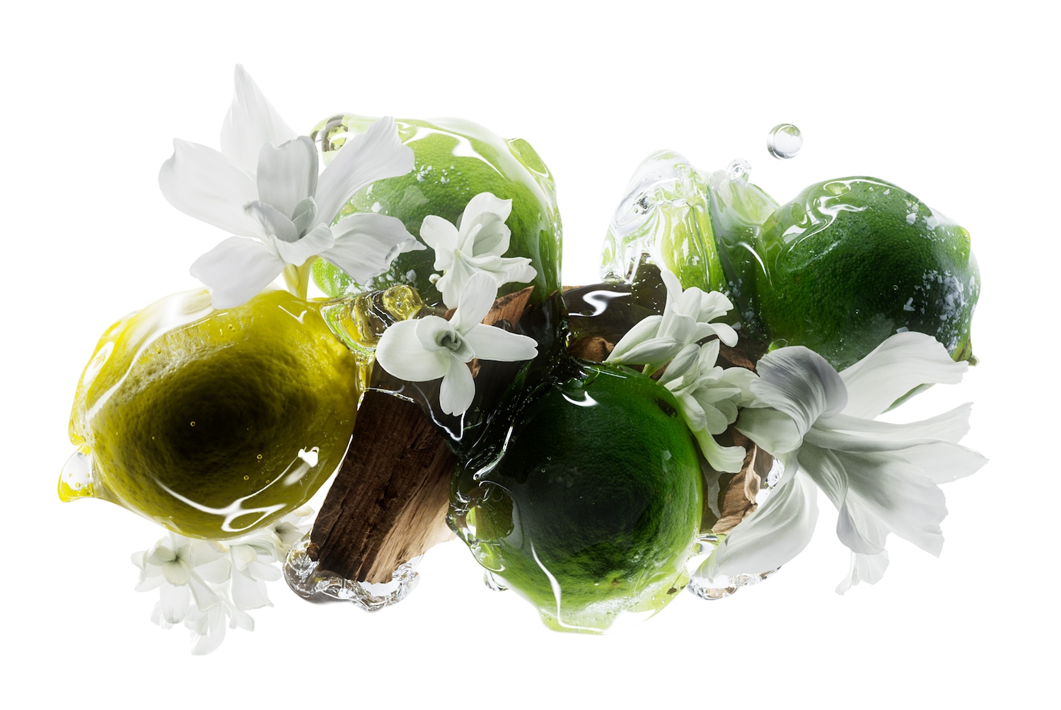 Eine schwebende Komposition aus einer gelben Zitrone, grünen Limetten, weißen Jasminblüten und rustikalen Holzstücken, umhüllt von dynamischen, glasklaren Wasserspritzern auf weißem Hintergrund.