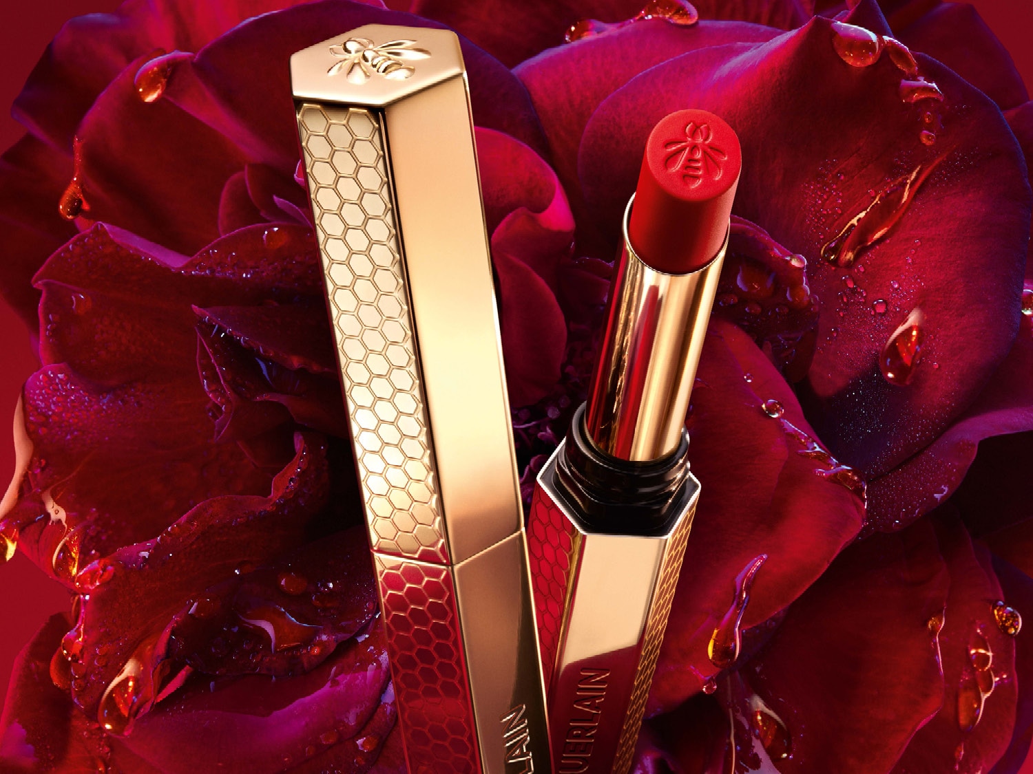 Imaginea prezintă noul ruj Kiss Kiss Matte Lipstick Guerlain pe un fundal rosu.