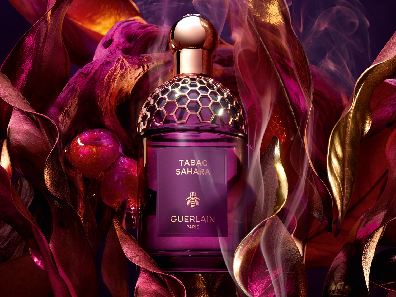 Imaginea prezintă parfumul feminim Tabac Sahara Guerlain pe un fundal mov.