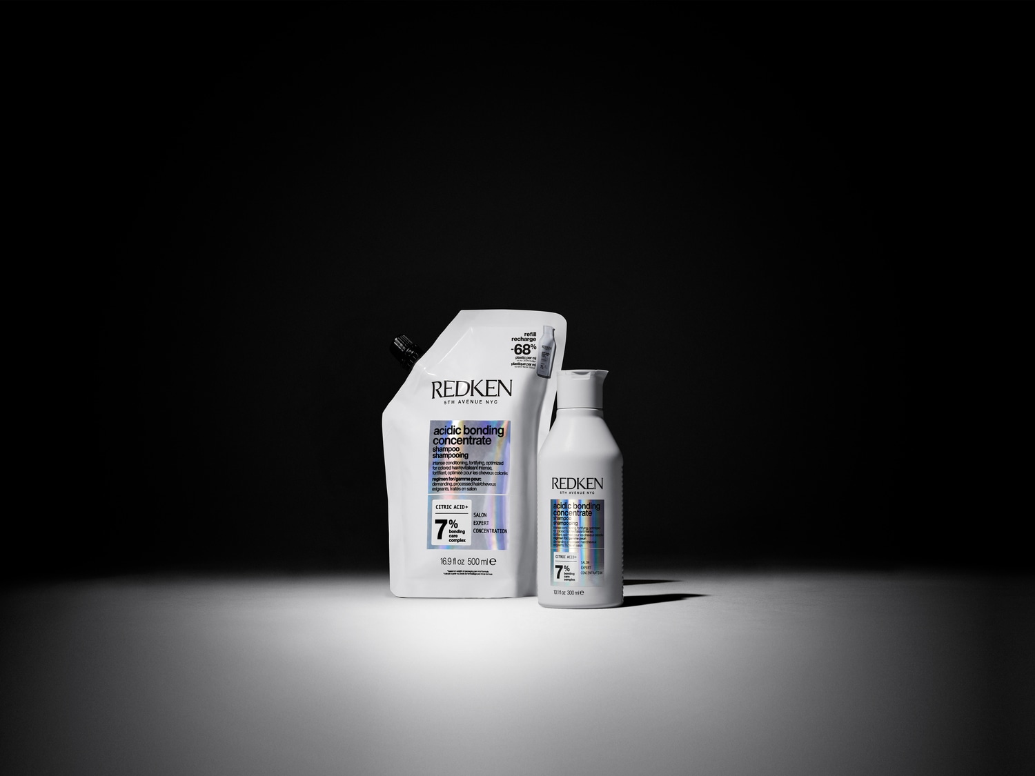 Produkt von Redken vor schwarzem Hintergrund