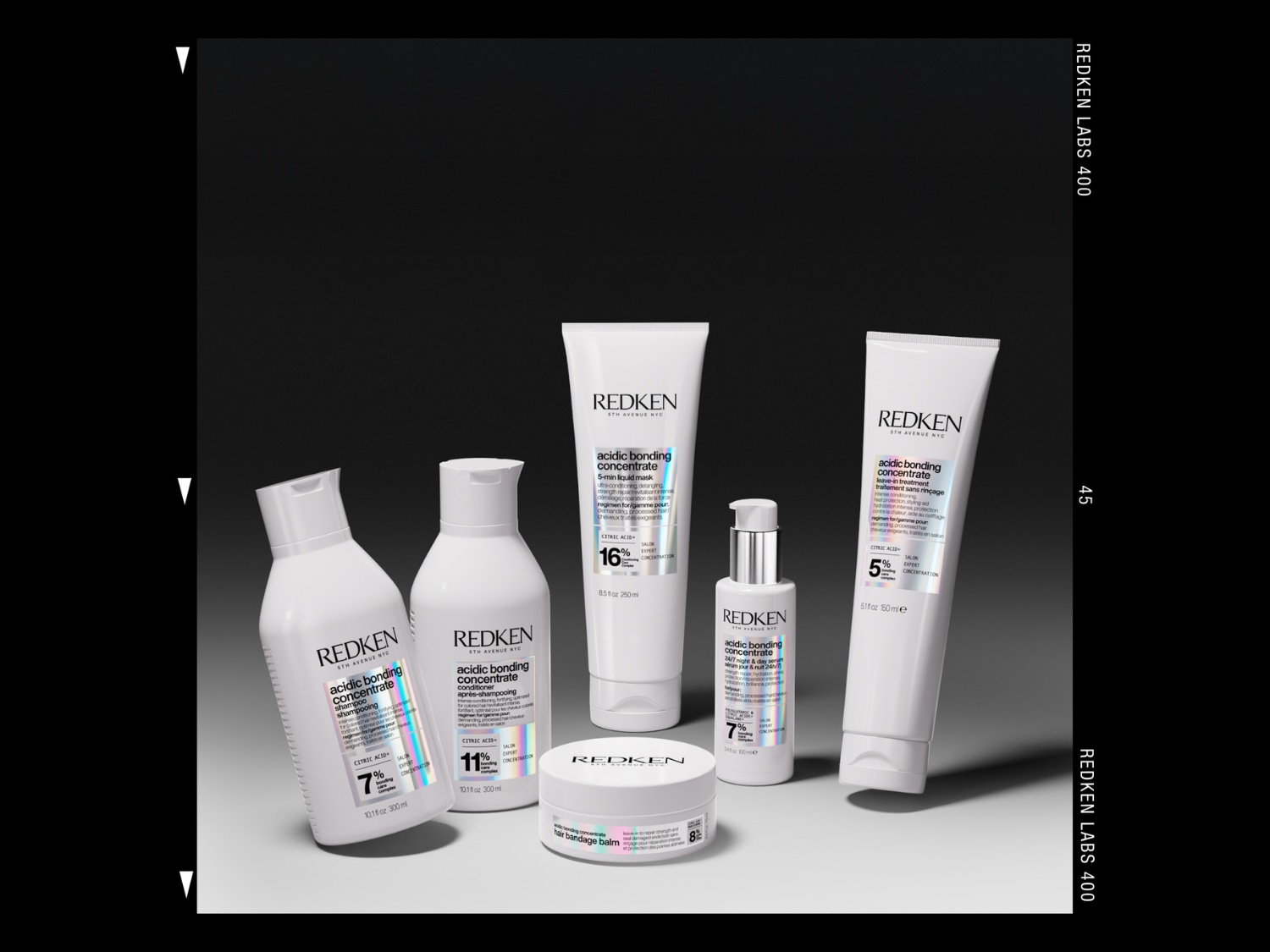 Weiße Produktreihe von Redken steht vor schwarzem Hintergrund.