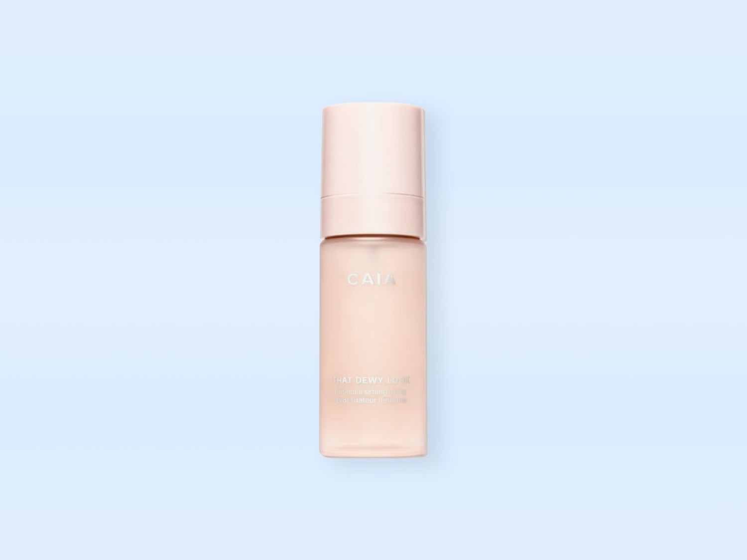 Die CAIA That Dewy Look Fixing Spray Flasche ist in einem sanften Rosaton gehalten und hat einen passenden Deckel, der für einen frischen, taufrischen Look sorgt.