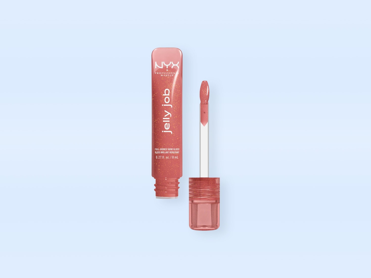 Luciul de buze NYX Professional Makeup Jelly Job, într-o nuanță roz-coral cu sclipici auriu, este prezentat deschis, cu aplicatorul scos, pe un fundal albastru deschis.