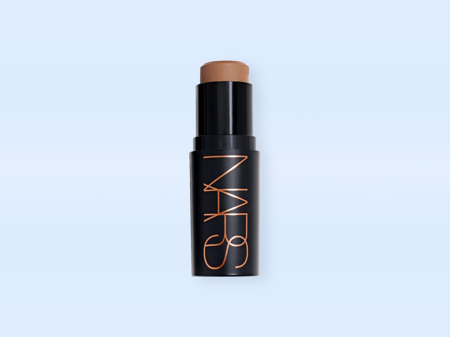 Der NARS Foundation Stick in einem eleganten schwarzen Gehäuse mit goldener Schrift ist ein vielseitiges Make-up-Produkt, das sich ideal zum Konturieren, Abdecken und für unterwegs eignet.