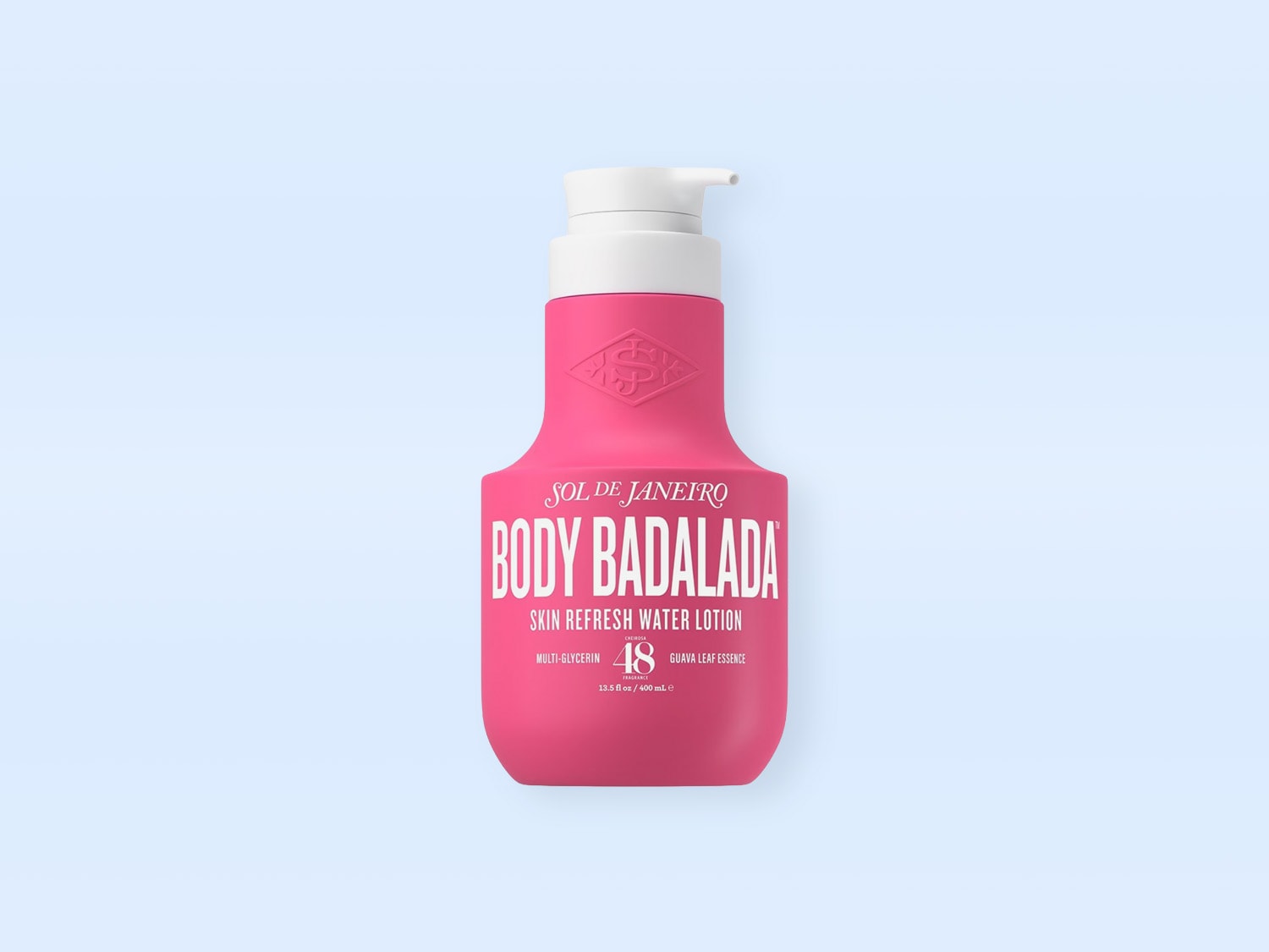 Die Sol de Janeiro Body Badalada Skin Refresh Water Lotion in einer leuchtend pinken Flasche mit weißem Pumpspender, angereichert mit Multi-Glycerin und Guavenblattextrakt, spendet 48 Stunden Feuchtigkeit und erfrischt die Haut.
