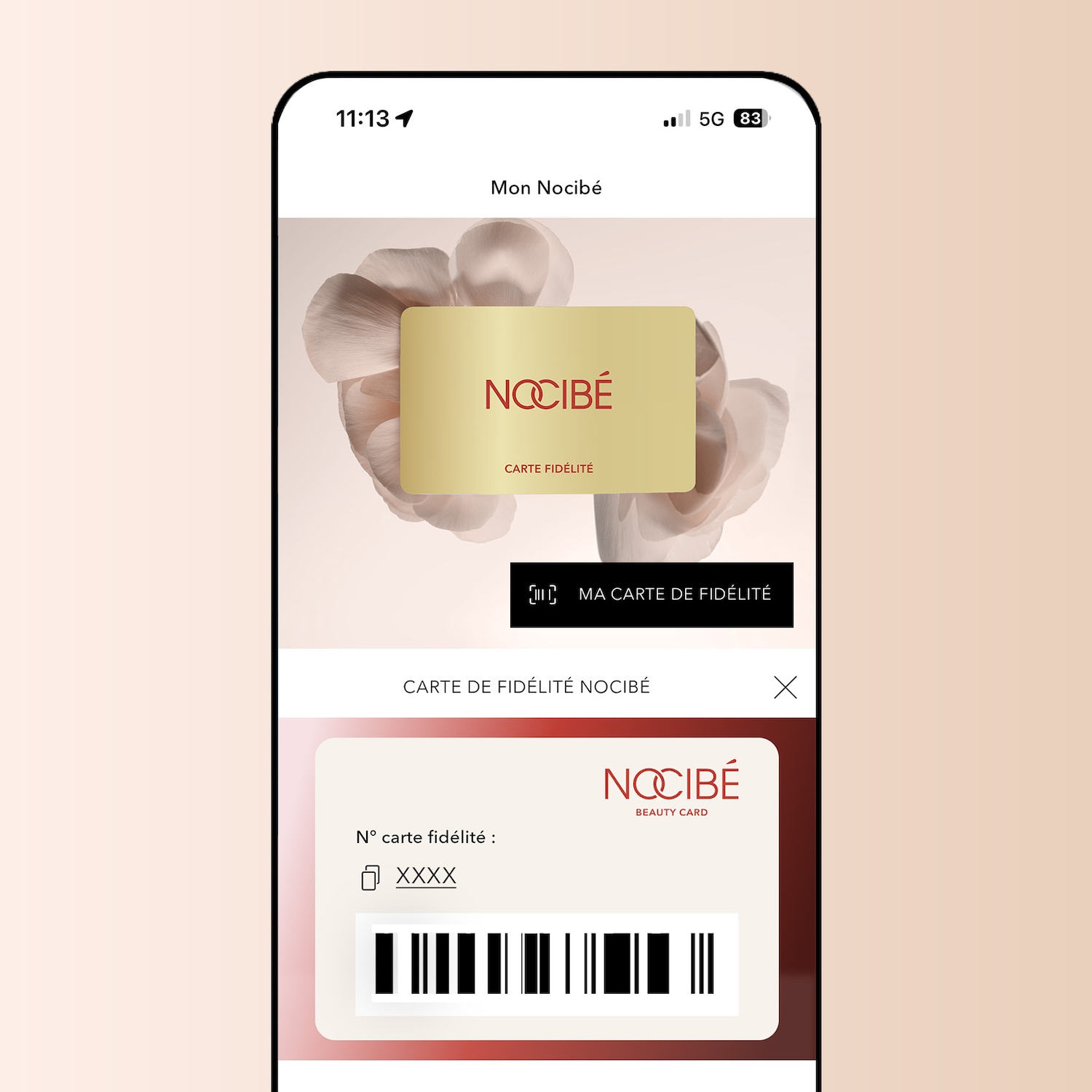 L'image montre un téléphone affichant l'application Nocibé avec une carte de fidélité numérique dorée, sur un fond de pétales de fleurs clairs, et un code-barres pour la carte de fidélité Nocibé.