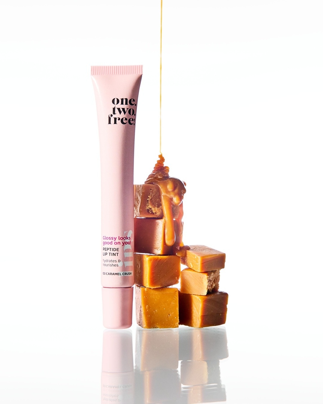 Das one.two.free Peptide Lip Tint in der Farbe 03 Caramel Crush ist ein rosafarbener Lipgloss, der die Lippen mit Feuchtigkeit versorgt und pflegt, um einen glänzenden Look zu erzielen, der gut aussieht.