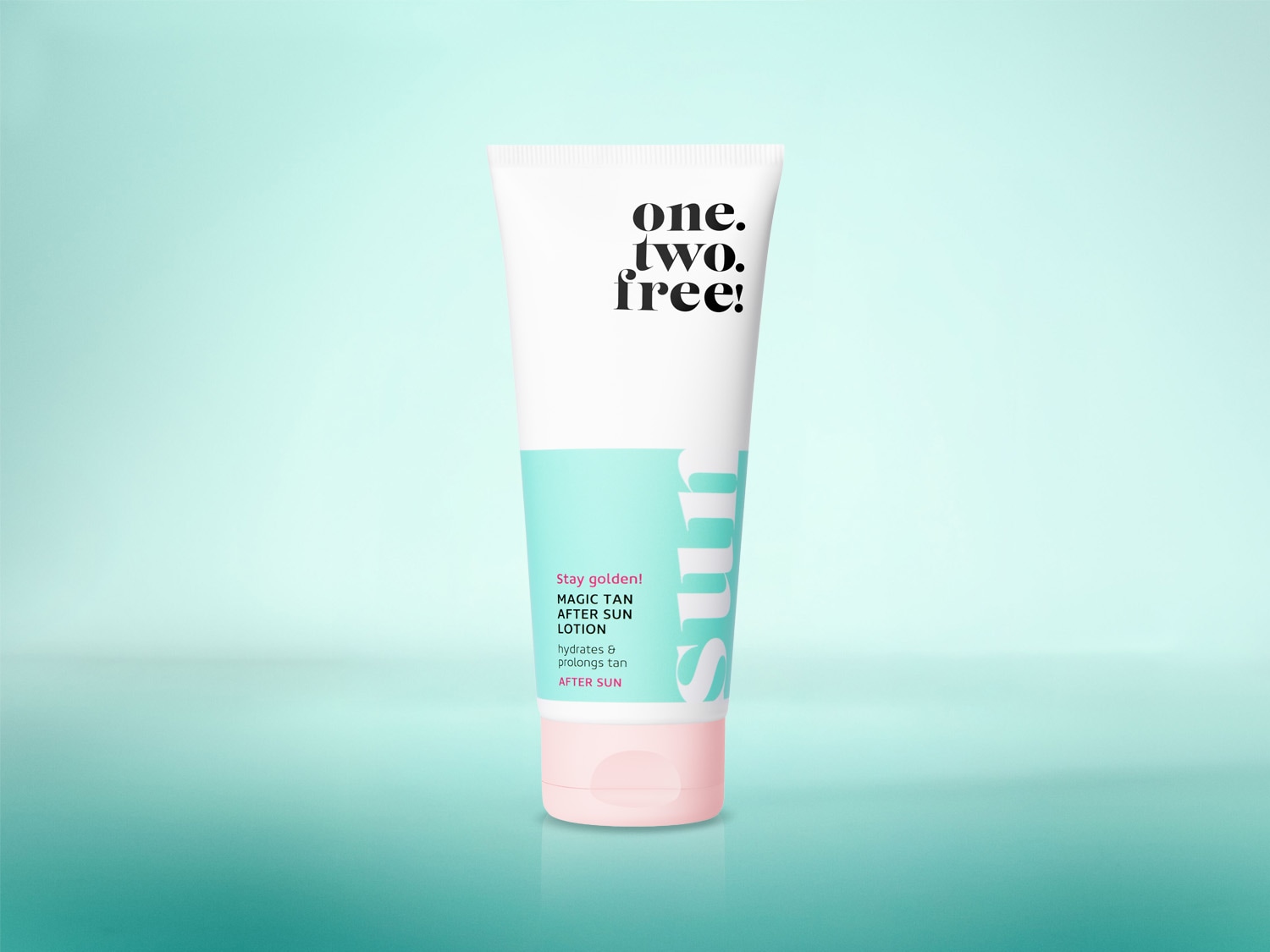 Die One.Two.Free! Magic Tan After Sun Lotion in einer weißen Tube mit hellblauer und rosafarbener Aufschrift spendet Feuchtigkeit und verlängert die Bräune.