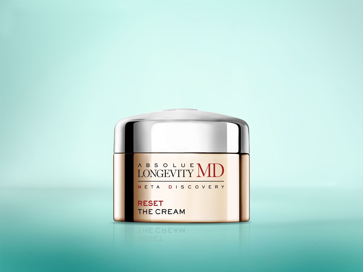 Die ABSOLUE LONGEVITY MD RESET THE CREAM in einem beigefarbenen Tiegel mit silbernem Deckel, der auf einem hellblauen Hintergrund steht, ist eine luxuriöse Anti-Aging-Creme, die die Haut revitalisiert und ihr ein jugendliches Aussehen verleiht.