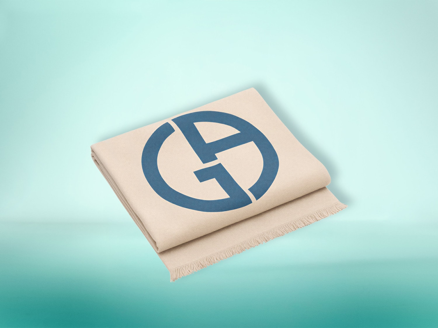 Ein beigefarbener Schal mit einem großen, dunkelblauen Logo in der Mitte, das die Buchstaben G und A in einem Kreis darstellt, liegt auf einem hellblauen Hintergrund.