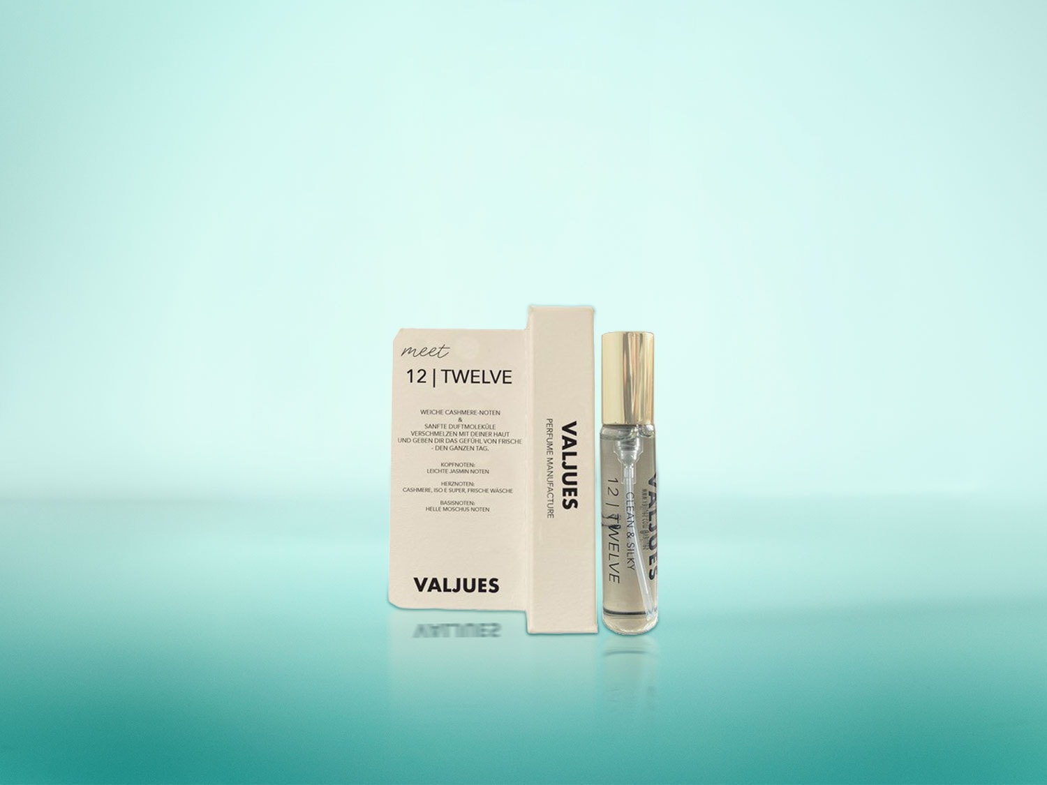 Das Valjues 12 | Twelve Parfum in einem schlanken Glasflakon mit goldener Kappe und passender Verpackung verspricht weiche Kaschmirnoten und sanfte Duftmoleküle für ein ganztägiges Frischegefühl.