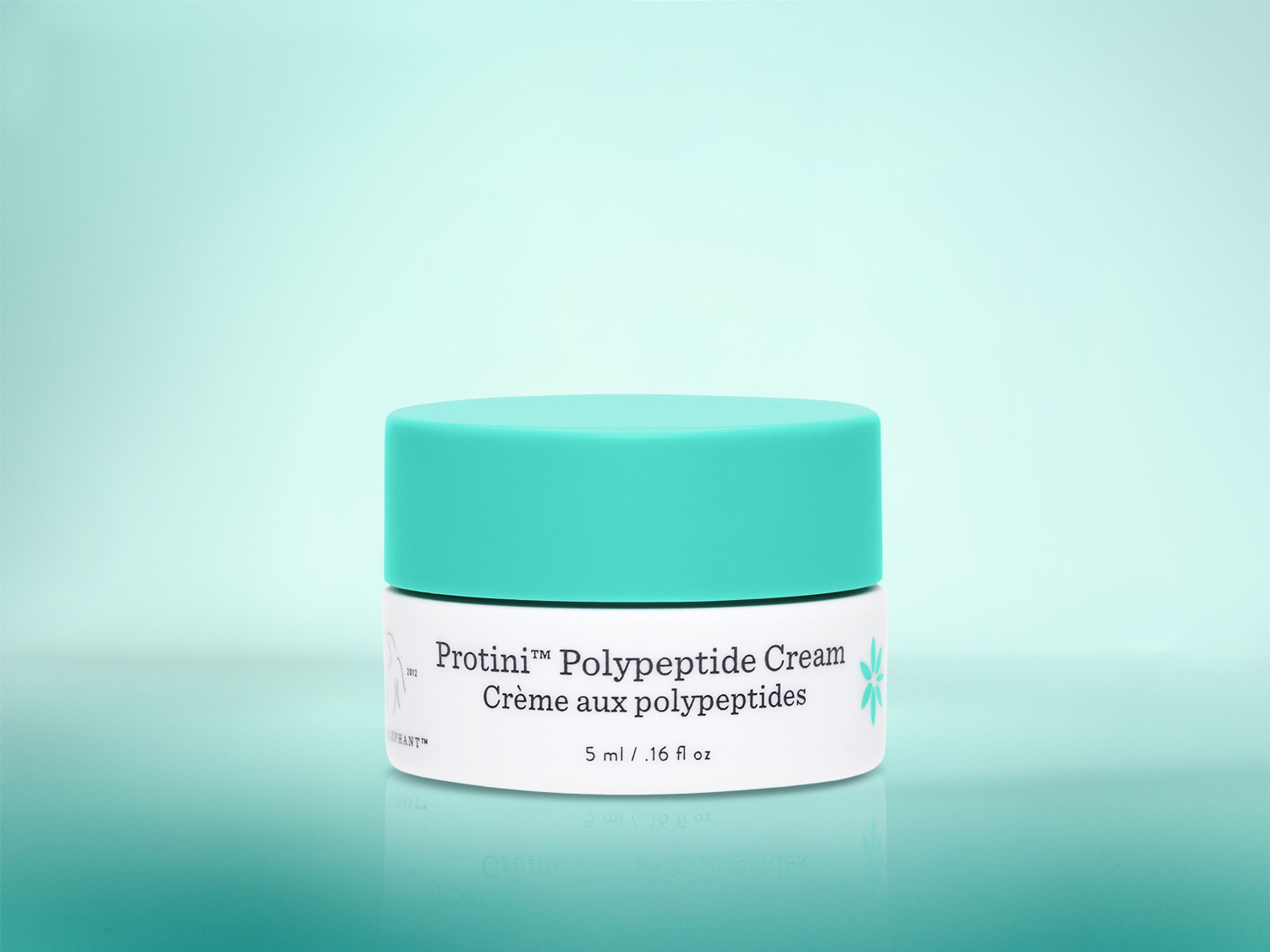 Le pot de crème Protini Polypeptide de 5 ml, avec son couvercle turquoise et son corps blanc, est posé sur une surface réfléchissante, sur un fond dégradé de bleu clair à turquoise.