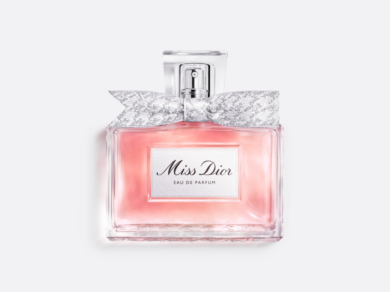 Miss Dior Eau de Parfum in een vierkante glazen fles met een zilveren strik, gevuld met een lichtroze vloeistof, perfect voor een vleugje elegantie.