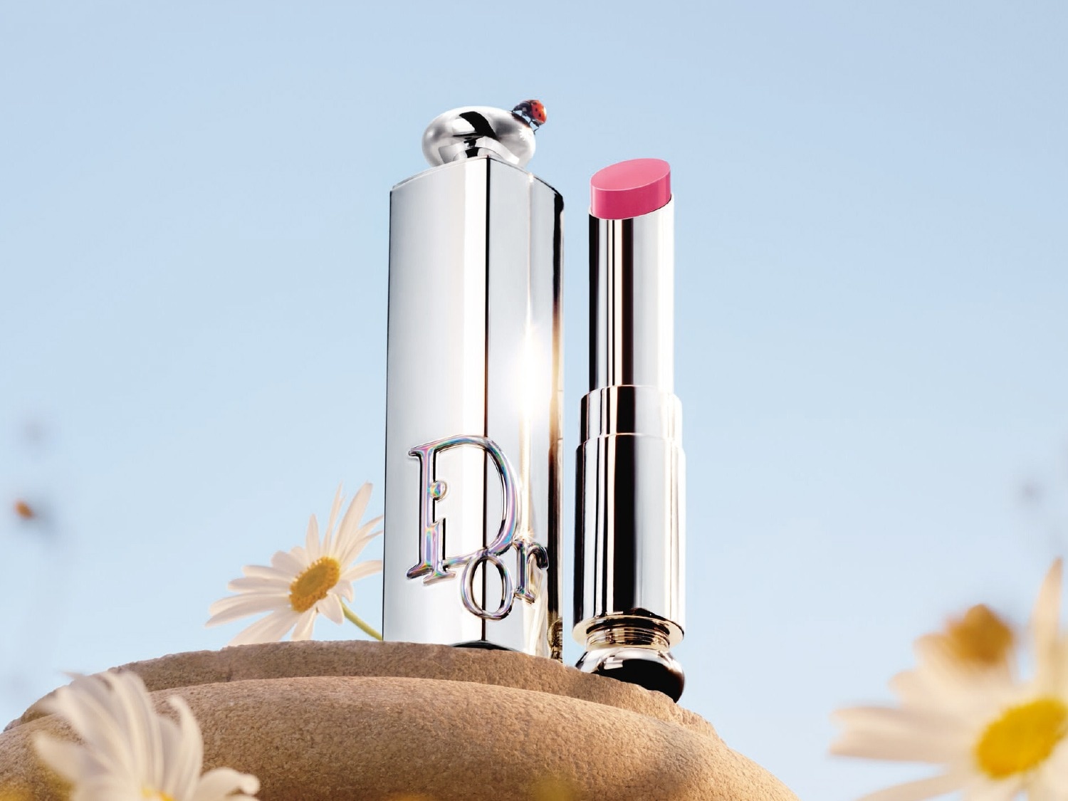 Rouge à lèvres Dior sur un fond estival