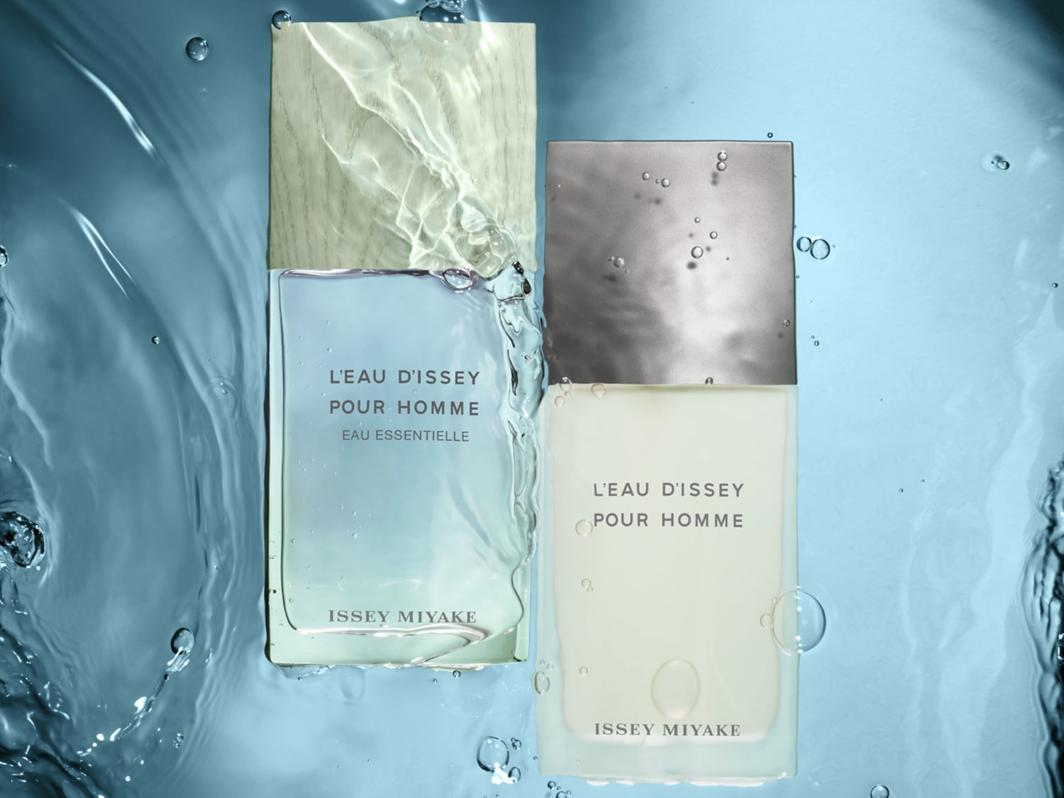 Zwei Flakons von L'Eau d'Issey Pour Homme von Issey Miyake liegen im Wasser, das die Frische des Duftes widerspiegelt.