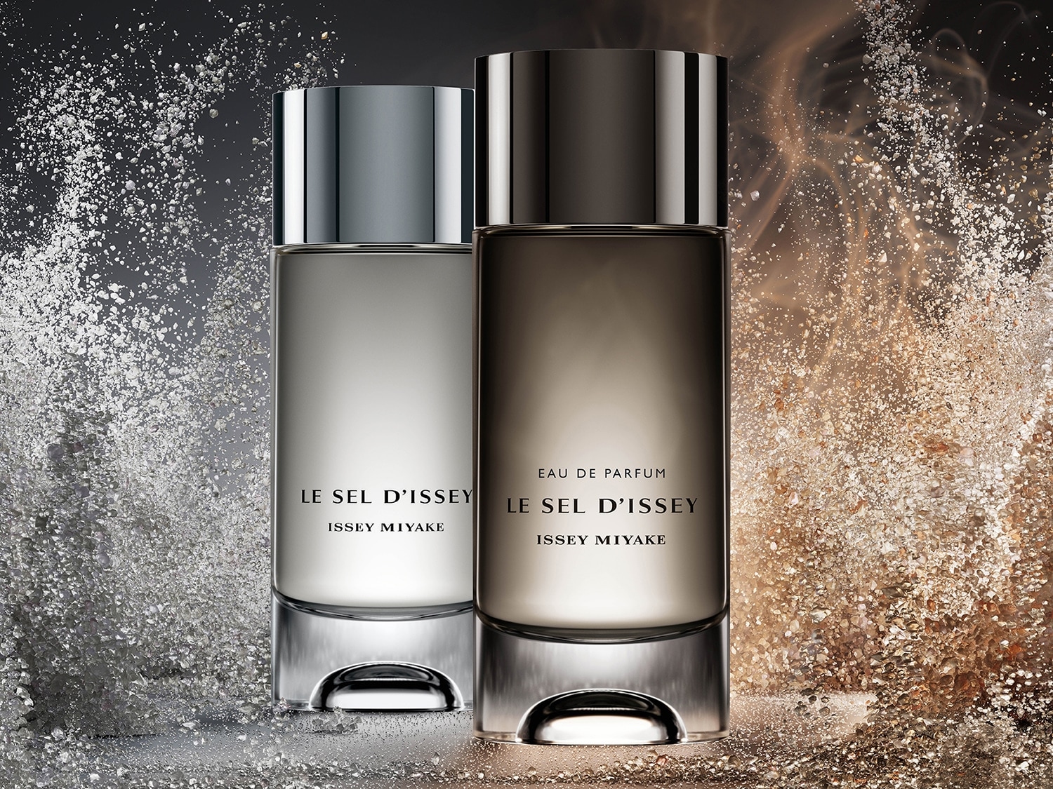 Zwei Flakons von „Le Sel D’Issey“ von Issey Miyake, der eine in Silber und der andere in Gold, umgeben von Salzakkorden in passenden Farbtönen.
