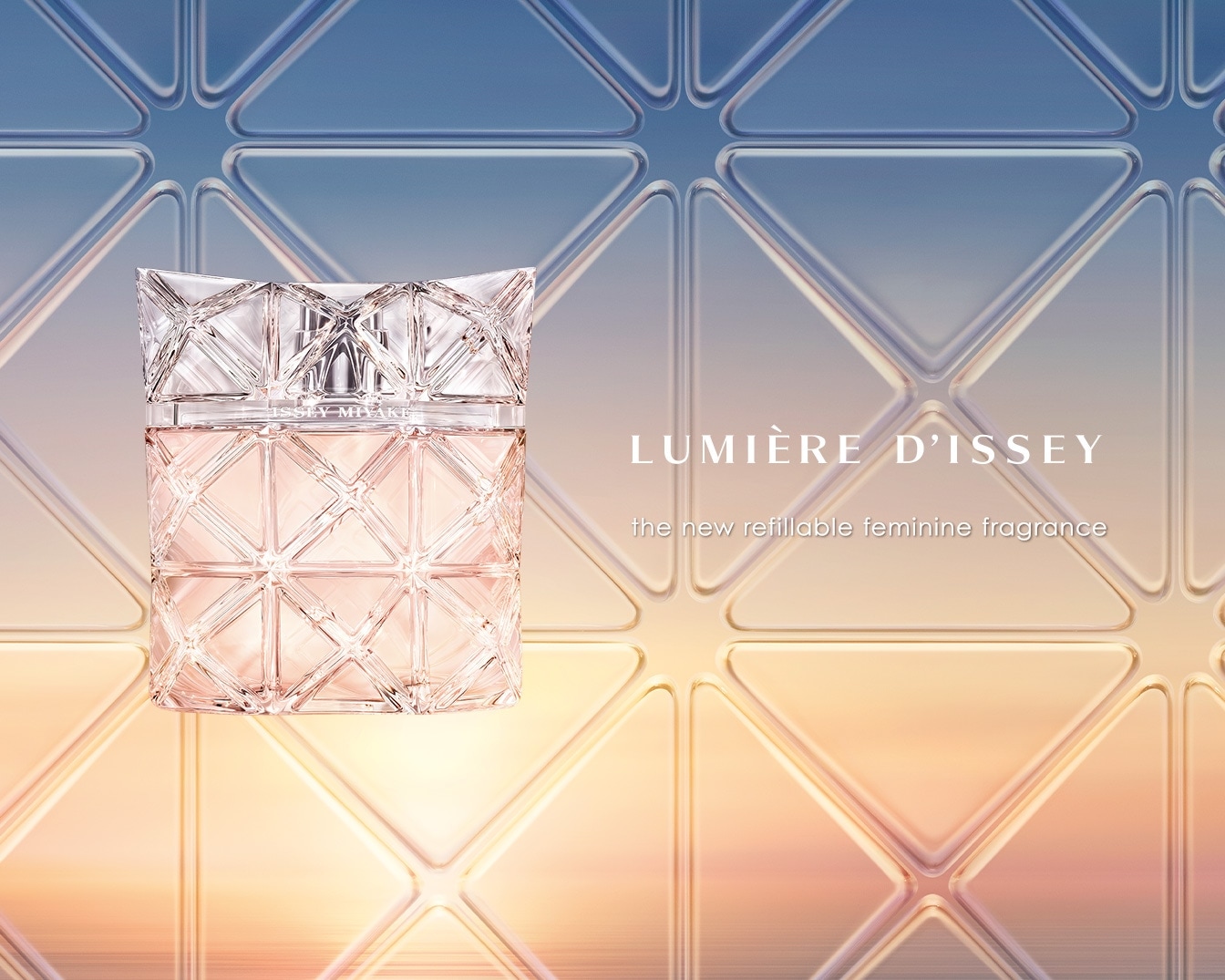 Entdecken Sie Lumière d'Issey, den neuen nachfüllbaren Damenduft von Issey Miyake, präsentiert in einem eleganten, facettierten Flakon, der das Licht einfängt.