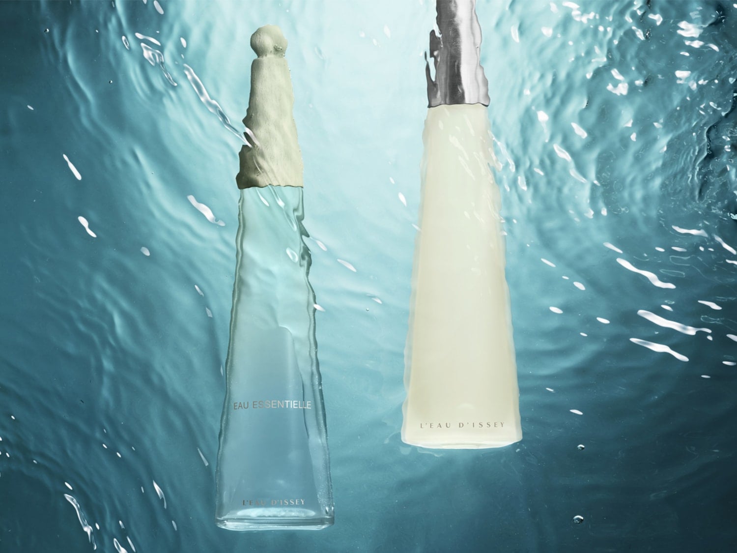 Zwei Parfümflakons von L'Eau d'Issey stehen im Wasser, die eine klar mit einem hellgrünen Verschluss und die andere undurchsichtig mit einem silbernen Verschluss.