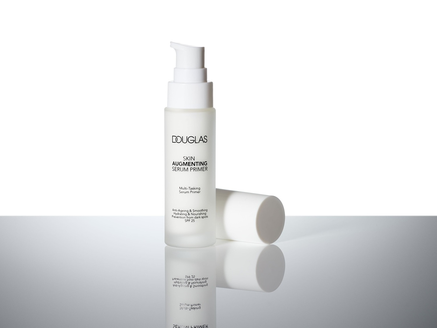 Douglas Skin Augmenting Serum Primer in einer weißen Flasche mit Spender, der als Multi-Tasking Serum Primer, Anti-Aging & Glättung, Hydratation & Pflege, Vorbeugung von dunklen Flecken und LSF 25 beworben wird.