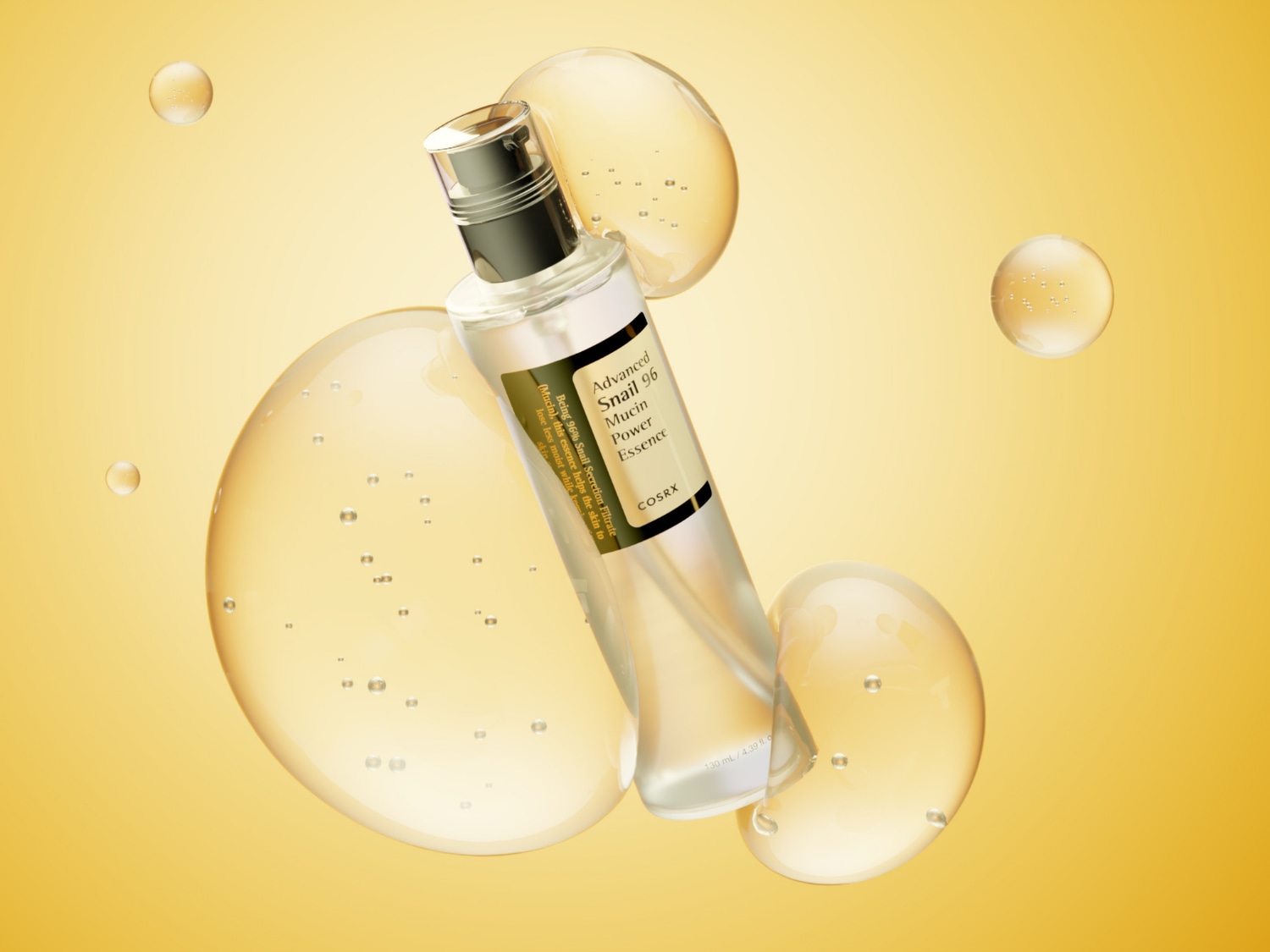 El sérum facial COSRX Advanced Snail 96 Mucin Power Essence, en un envase transparente con dosificador, está rodeado de burbujas de gel sobre un fondo amarillo, destacando su textura ligera y su capacidad para hidratar la piel.
