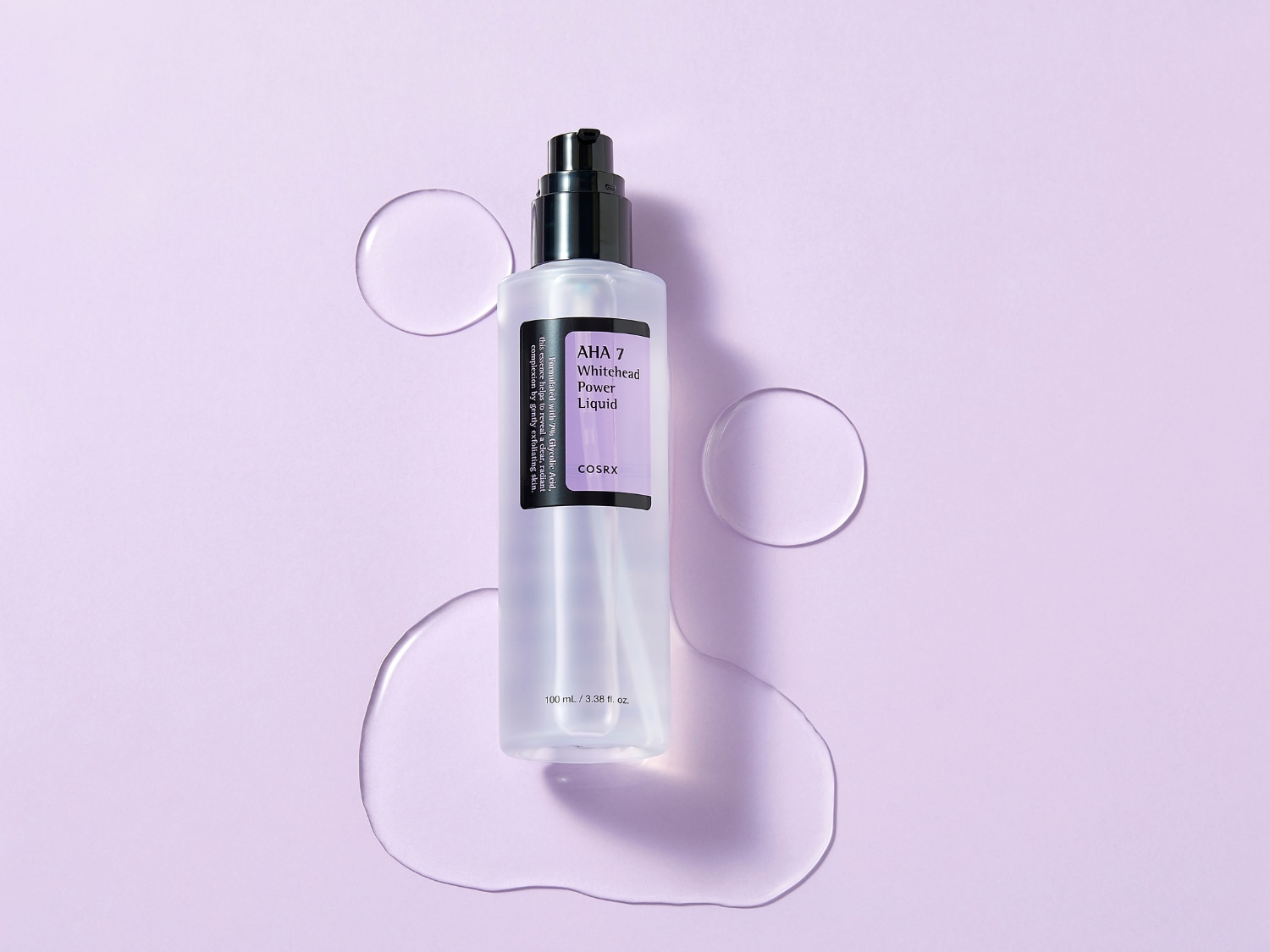 El líquido AHA 7 Whitehead Power de COSRX, en un envase transparente con dosificador negro, está formulado con un 7% de ácido glicólico para exfoliar suavemente la piel y revelar una tez clara y radiante.