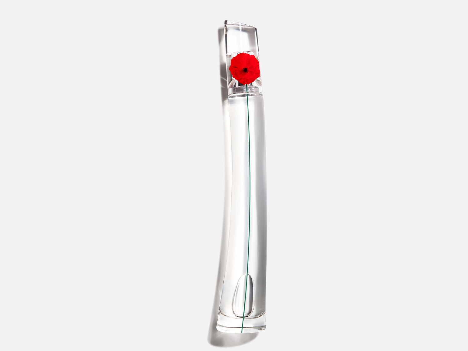 Un flacon de parfum transparent et élancé, orné d'un coquelicot rouge vif sur le dessus, se dresse sur un fond blanc, reflétant la lumière.