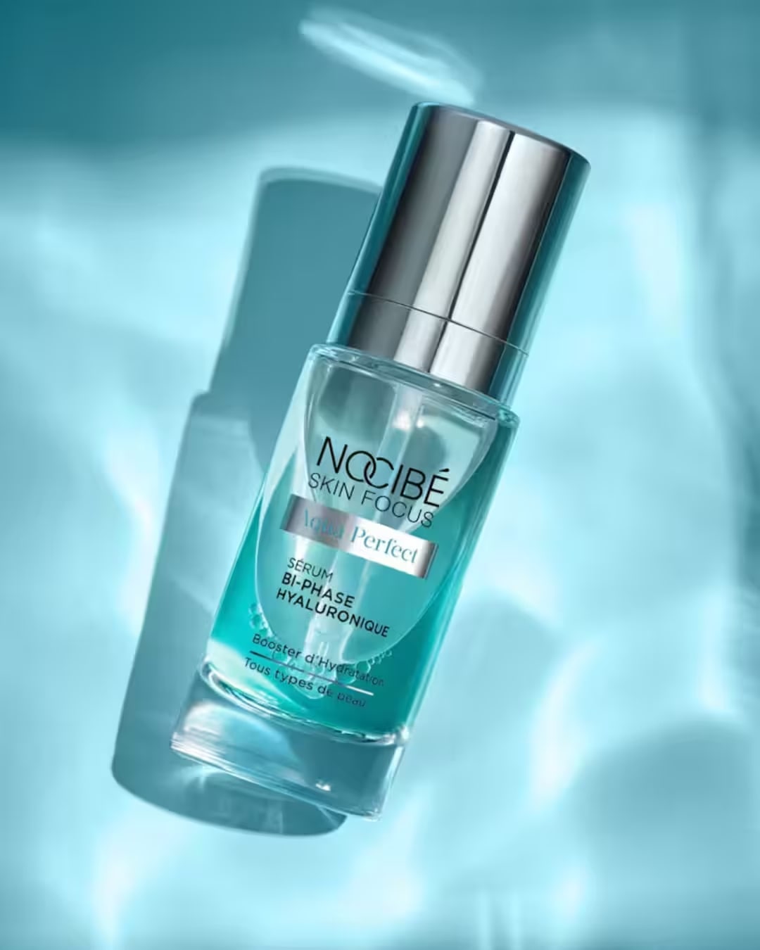 Le sérum bi-phase hyaluronique Nocibé Skin Focus Aqua Perfect, dans un flacon transparent avec un capuchon argenté, est un booster d'hydratation pour tous types de peaux.