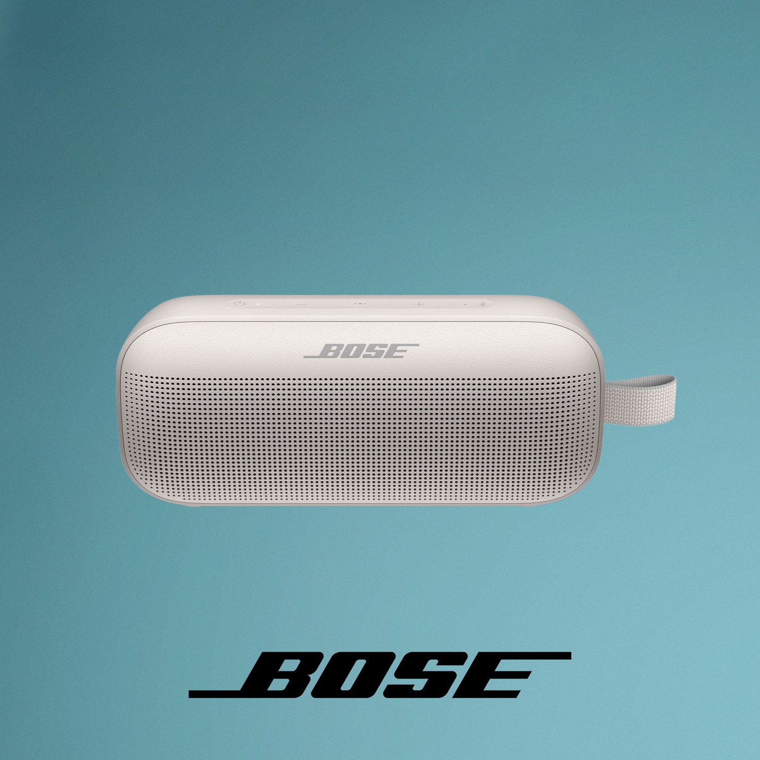 Ein weißer, rechteckiger Bose-Lautsprecher mit abgerundeten Ecken und einem grauen Stoffband auf der rechten Seite ist vor einem türkisfarbenen Hintergrund abgebildet, mit dem schwarzen Bose-Logo darunter.
