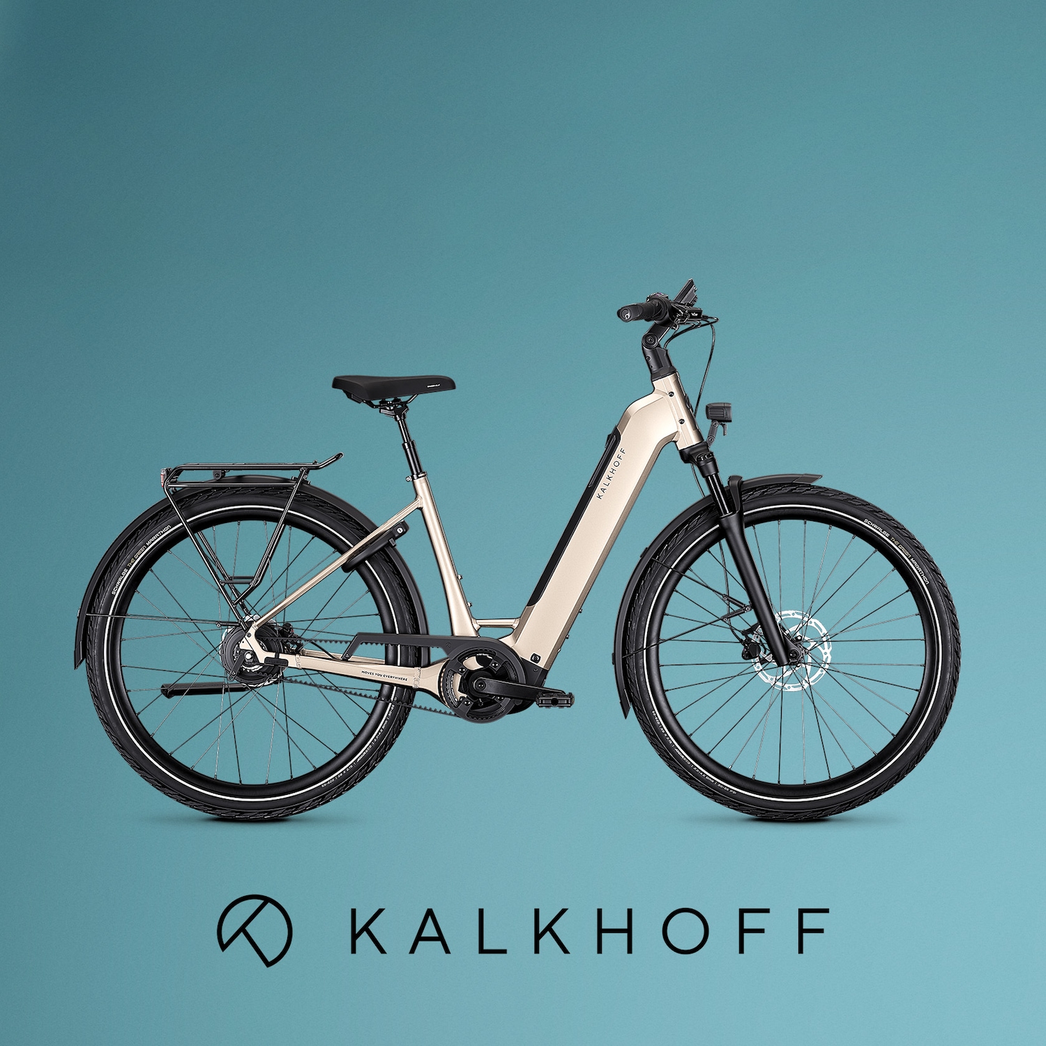Ein beigefarbenes Kalkhoff E-Bike mit schwarzem Sattel und Reifen steht vor einem türkisfarbenen Hintergrund, darunter das schwarze Kalkhoff-Logo.