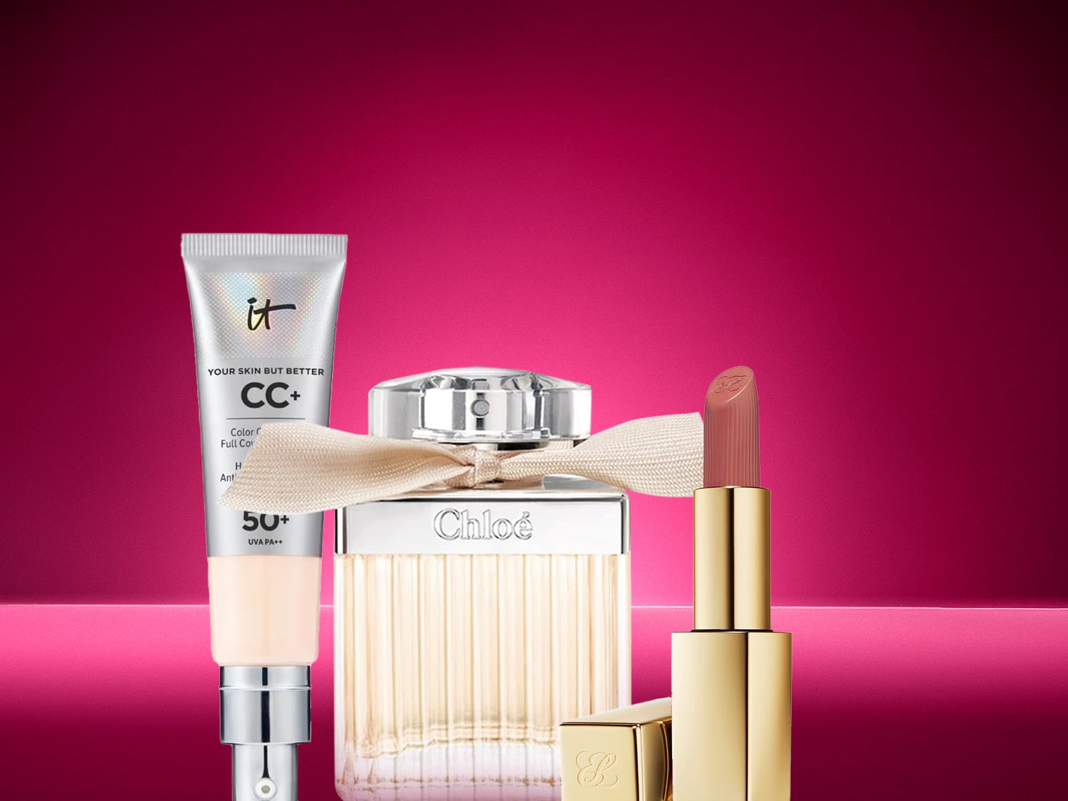 Ein silbernes Röhrchen mit der Aufschrift "IT YOUR SKIN BUT BETTER CC+" und "50+ UVA PA++" steht neben einem Chloé-Parfümflakon und einem goldenen Lippenstift mit nudefarbener Spitze.