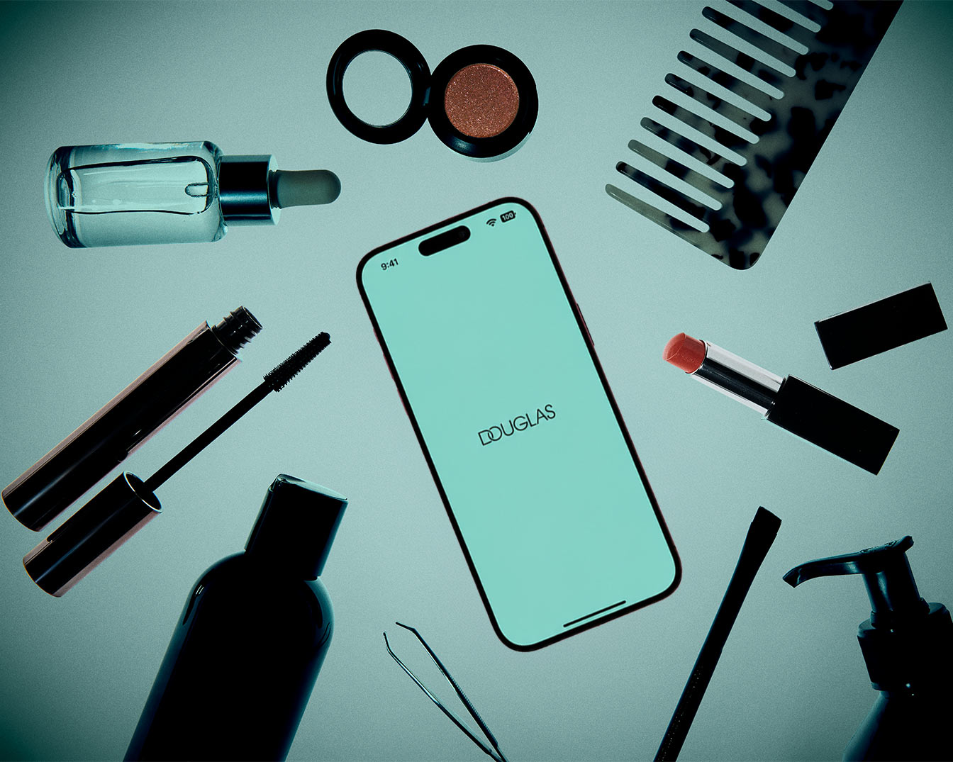 Een smartphone met het Douglas-logo op het scherm, omringd door diverse make-up- en verzorgingsproducten, waaronder een mascara, een serumflesje, een lippenstift, een kam, een oogschaduw en een pincet.