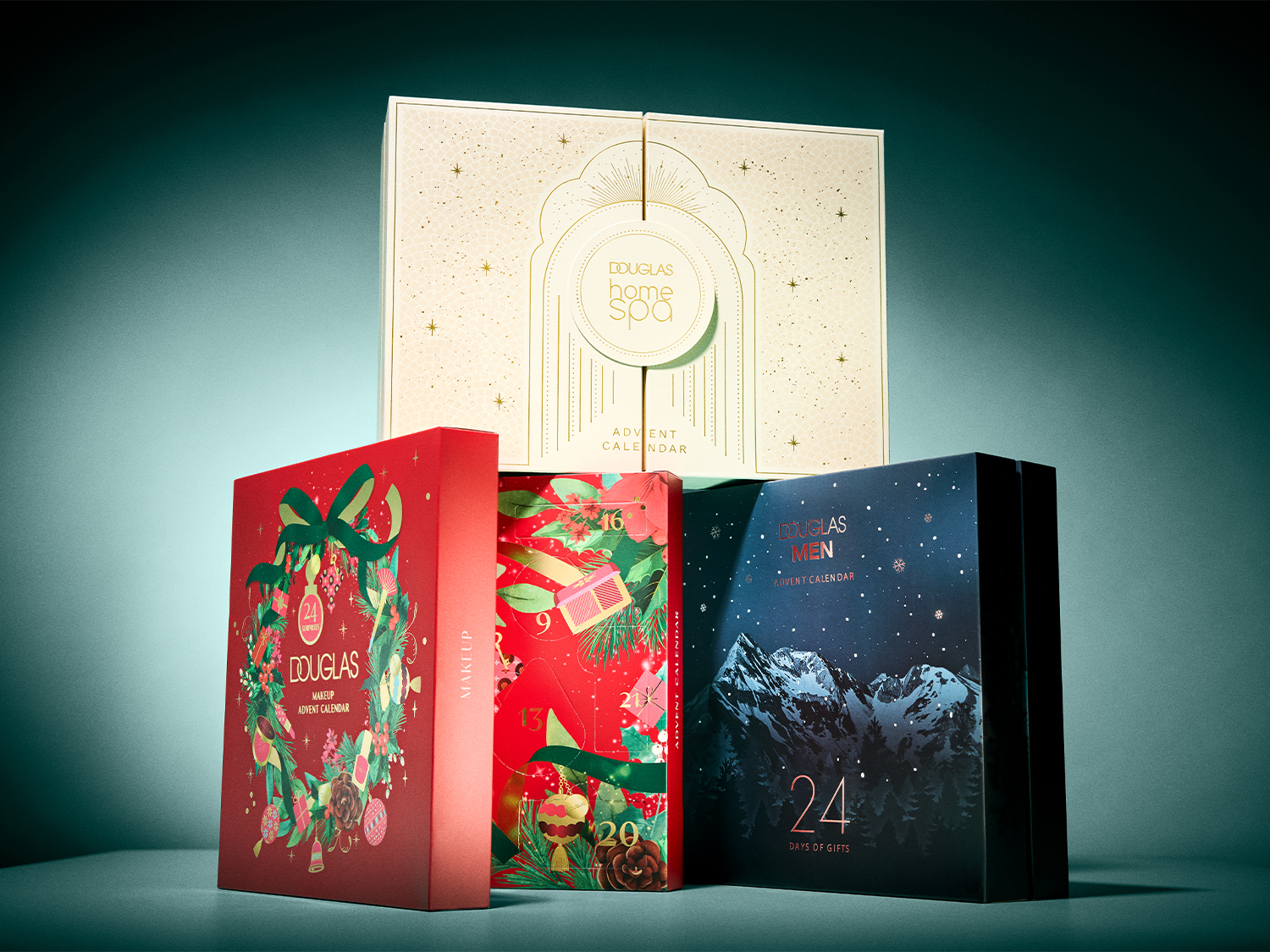 Drie Douglas adventskalenders staan opgesteld: een beige "Home Spa" kalender, een rode "Makeup" kalender met een kerstkransontwerp en een donkerblauwe "Men" kalender met een berglandschap.