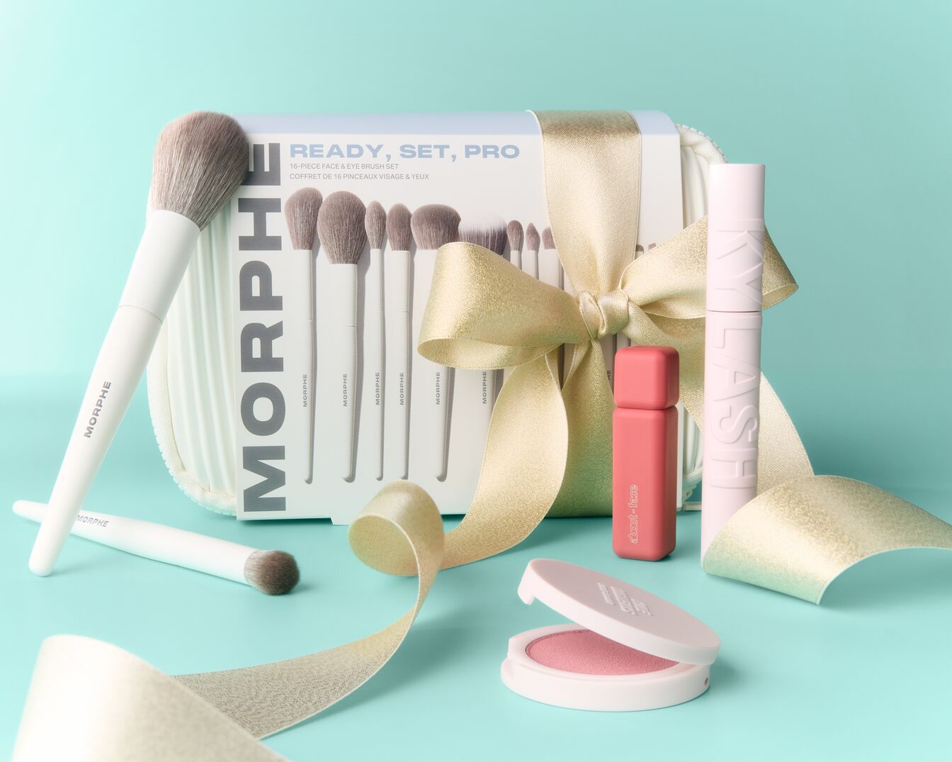 Das Morphe "Ready, Set, Pro" 16-teilige Pinselset für Gesicht und Augen ist in einer weißen Verpackung mit goldener Schleife erhältlich und enthält eine Auswahl an Pinseln für ein makelloses Make-up-Ergebnis.