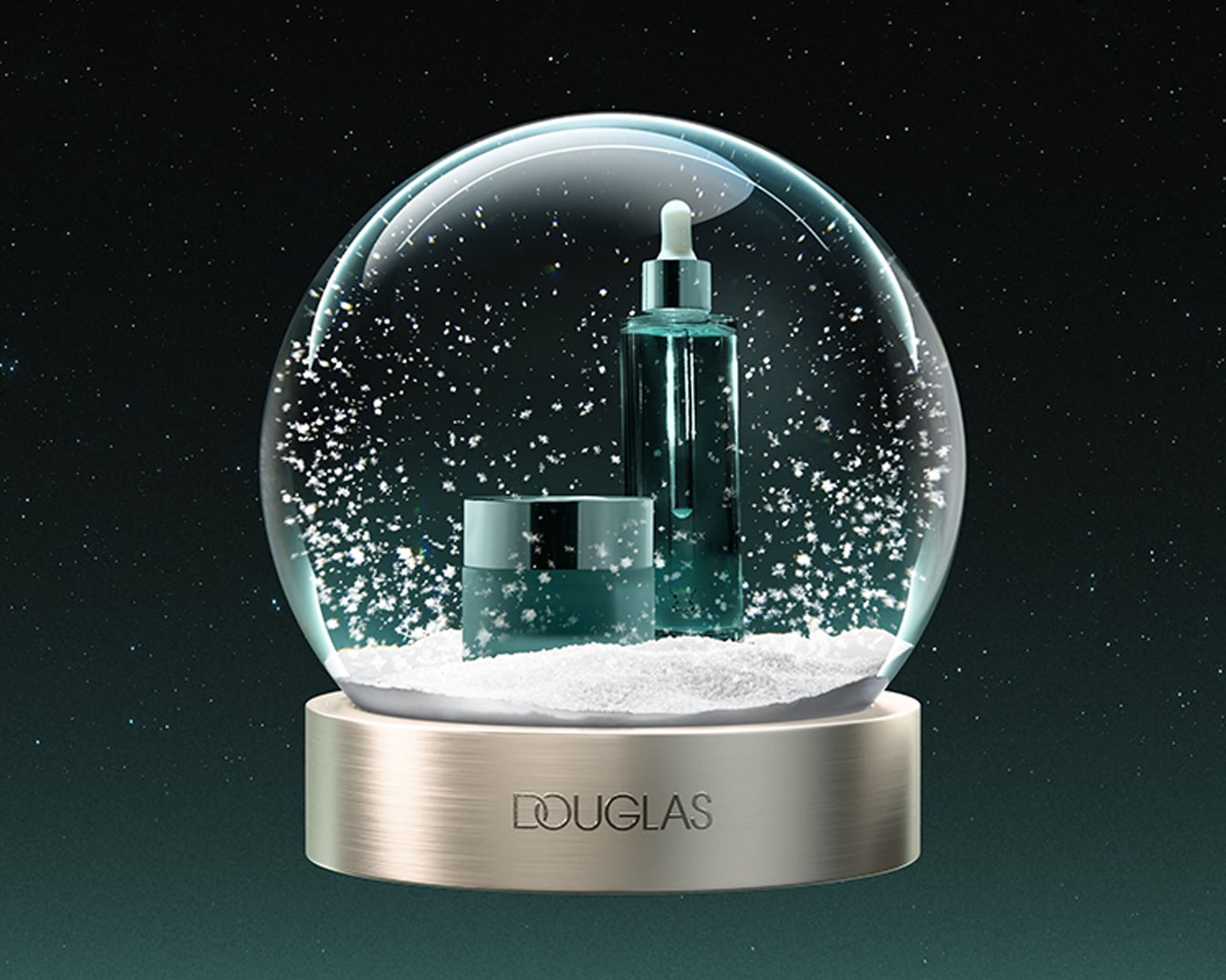 Eine Schneekugel mit einem goldenen Sockel, auf dem "DOUGLAS" steht, zeigt eine türkisfarbene Flasche mit Pipette und einen passenden Tiegel, umgeben von fallendem Schnee vor einem sternenklaren Nachthimmel.