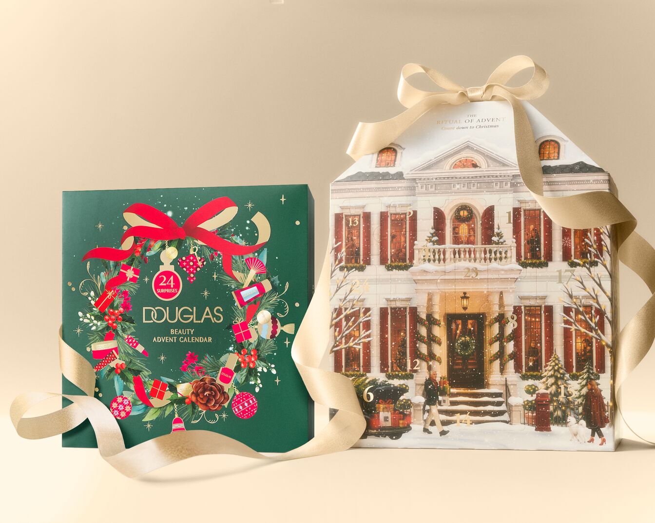 Der Douglas Beauty Adventskalender in Dunkelgrün mit einer festlichen Kranzillustration und der Aufschrift "24 Überraschungen" ist bereit, die Vorweihnachtszeit zu verschönern.