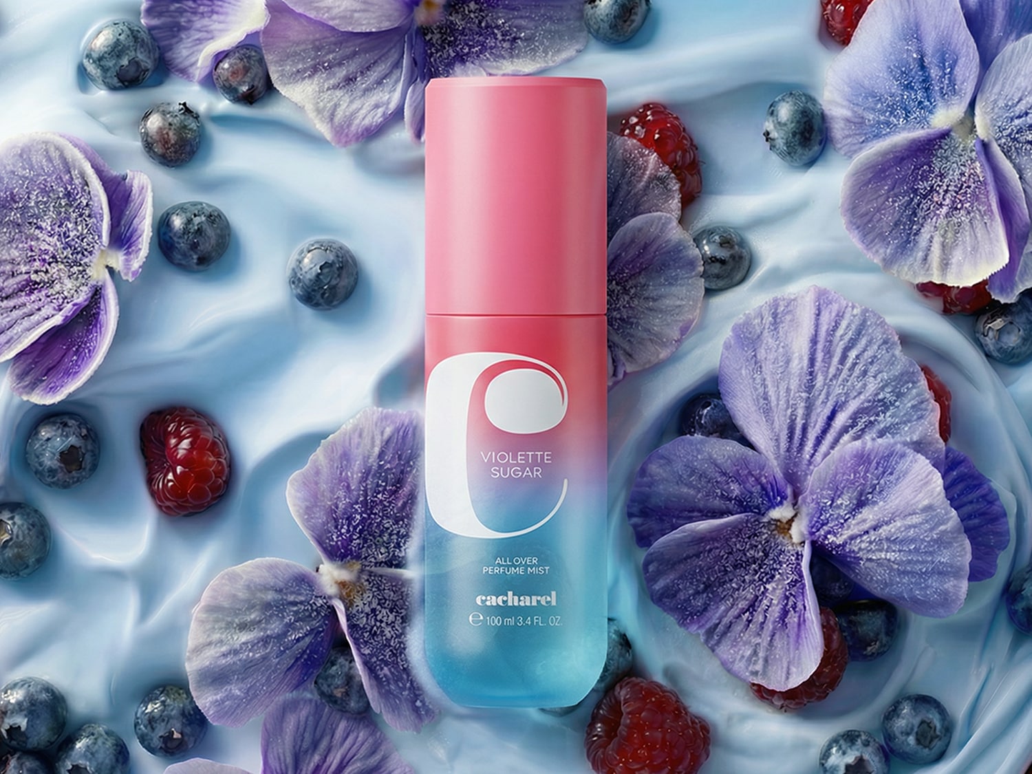 Le parfum Violette Sugar de Cacharel, un flacon rose et bleu de 100 ml, est présenté au centre, entouré de myrtilles, de framboises et de fleurs violettes sur un fond bleu clair.