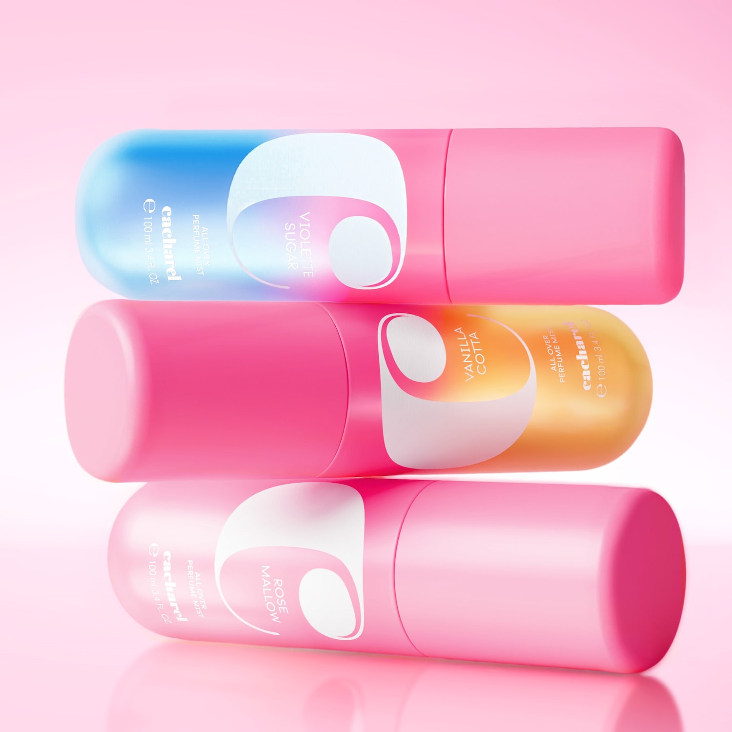 Découvrez les brumes parfumées Cacharel de 100 ml, avec des flacons roses et des étiquettes distinctes pour Violette Sugar, Vanilla Cotta et Rose Mallow, offrant une expérience olfactive unique.