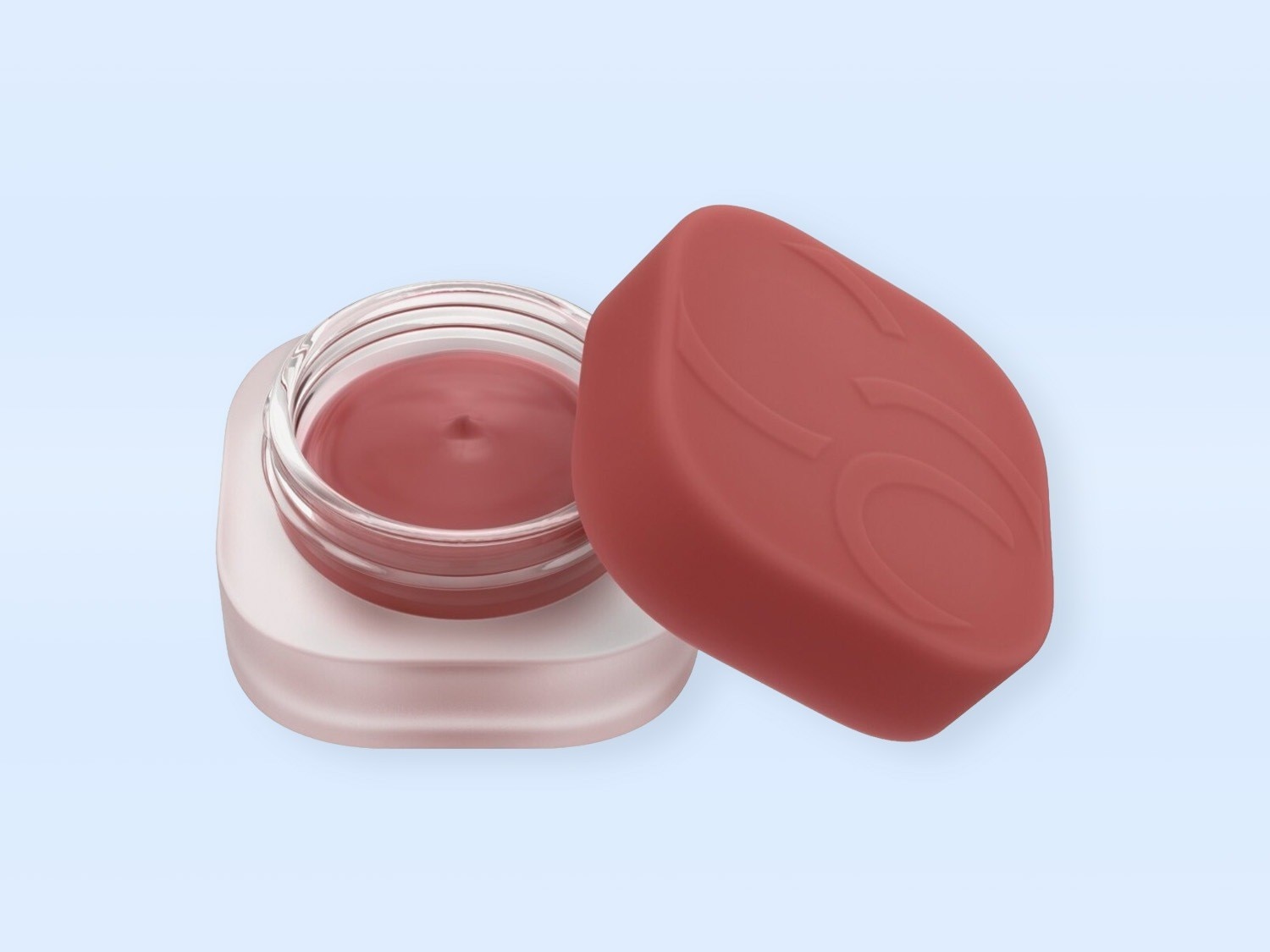 Un pot de crème rose pâle avec un couvercle rouge-brun ouvert, révélant une crème rose à l'intérieur, posé sur un fond bleu clair.