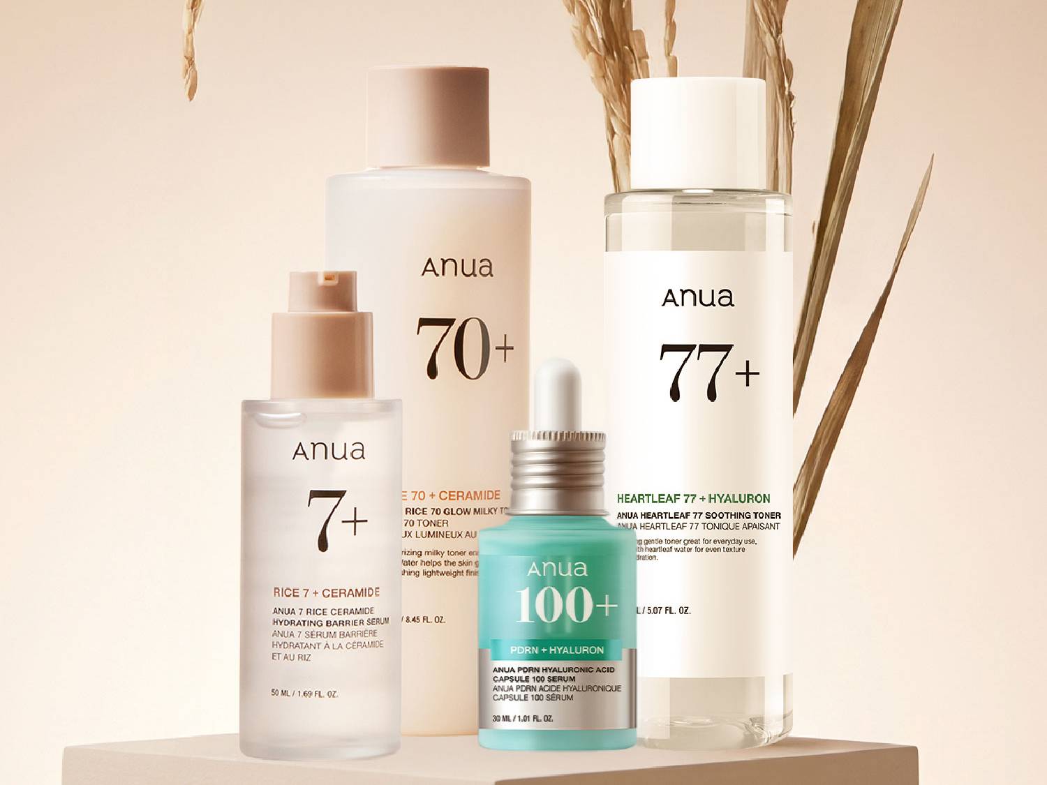 Zestaw produktów Anua, w tym serum nawilżające Rice 7+ Ceramide, tonik rozświetlający Rice 70 Glow Milky Toner, kojący tonik Heartleaf 77+ Hyaluron oraz serum PDRN + Hyaluron Capsule 100, prezentuje kompleksową pielęgnację dla promiennej i nawilżonej skóry.
