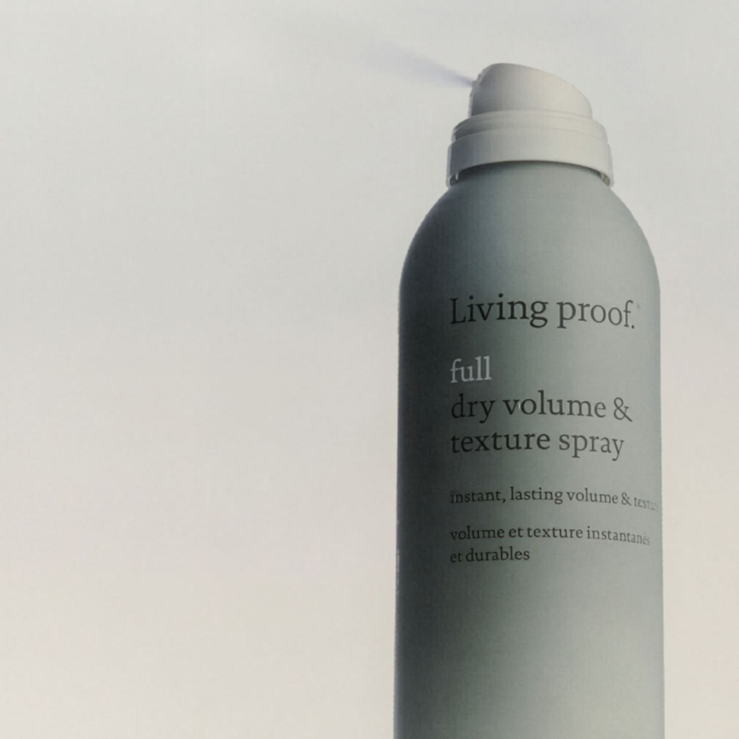 Die Living Proof Full Dry Volume & Texture Spray Flasche in Hellgrau sprüht einen feinen Nebel aus und verspricht sofortiges, langanhaltendes Volumen und Textur für Ihr Haar.